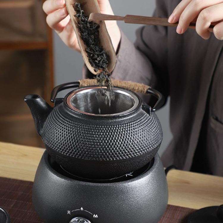 あっぷるコレクション楽天市場店の鉄瓶 やかん 鉄びん ヤカン 鉄製 大容量 急須 0.6l 0.9l 1.2l 直火 ih対応 ih おしゃれ コーヒー 直火 鉄分補給 茶道具 やかん 茶こし付 ケトル kettle おしゃれ オシャレ 茶瓶 伝統工芸 インテリア 鉄器 お土産 贈り物 プレゼント ギフト 割れない かっこいい｜アングル3