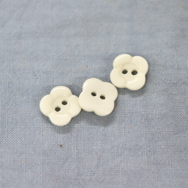花型 ポリボタン（2穴・生成・4枚花びら）アップルハウス ボタン 花 【メール便可能／代引き・配達日時指定不可】