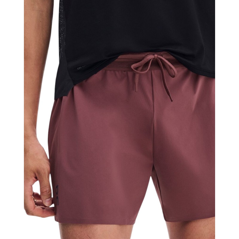 【 On performance series 】Mens 5inc Performance Shorts メンズ 5インチ パフォーマンスショーツ 商品番号：1mf10754977 より軽く。より柔軟に。定番のランニングショーツ、新登場。 5” Performance Shortsでもっと自由に。軽量4WAYストレッチ素材を採用。 吸水速乾性に優れたインナーブリーフは汗をすばやく乾かし、存在を感じさせない快適さ。 スマートフォンや貴重品の収納にぴったりなジッパー付きバックポケットも装備。 軽く、ストレッチ性も抜群 軽量4WAYストレッチ素材を採用した5” Performance Shortsは、サポート力に優れ、吸水速乾性やストレッチ性にもこだわりました。（まさに多機能そのもの！） ドライで爽やか 速乾性に優れたショーツだから、きついワークアウトも集中できる。ランニング中の汗もすばやく乾かしてくれるからストレスフリー。 快適さをプラス 存在を感じさせない快適なインナーブリーフが身体をしっかりカバーしサポート。 貴重品を収納 どんなに速く走ってもジッパー付きバックポケットだから安心、安全。スマートフォンもすっぽり収まるフラップ付きポケット。 伸縮性に優れ、汗をかいてもすぐに乾く軽量設計。次のランにはこの優秀ショーツを。 ランニング マラソン ランニングウェア オンランニング ランニングショーツ ショートパンツ　ランパン ランニングパンツ 5インチショーツ 5インチランパン パフォーマンスショーツ
