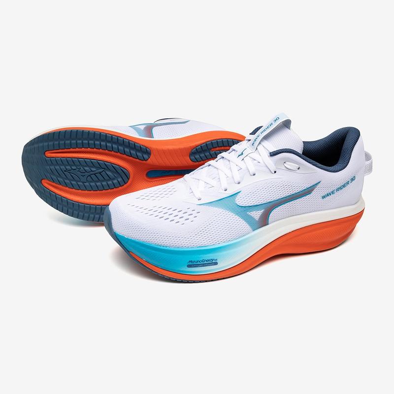 ミズノ ウエーブライダー30 MIZUNO WAVERIDER30 J1GM2620-51 メンズ ランニングシューズ 26fwmr mwr30 ウエーブライダー 30 WAVE RIDER 30 メンズ ランニングシューズ 商品説明 WAVE RIDERシリーズの核である、着地から蹴り出しまでのスムーズな走行感は継承し、培ってきたテクノロジーを統合することによってミズノ史上最高のデイリートレーナーが誕生。 30年の歴史とDNAを足元に、新たなライド体験へ。 特長 [ソール] 上層ミッドソールに窒素注入「Mizuno Enerzy Nxt」を採用し、驚きのエネルギーリターンとクッション性を実現。 下層ミッドソールには、硬度の異なる「Mizuno Enerzy Nxt」（非窒素注入タイプ）を採用。 「WAVE RIDER」シリーズの30年にわたる歴史の中で初めて、フルレングスの「Mizuno Wave Plate」を搭載。 スタックハイト：34.5〜42.5mm。 新しいミッドソールフォーム、スタックハイト、ドロップ、そしてフルレングスの「Mizuno Wave Plate」の組み合わせが、究極のクルージングのような走行体験を生み出します。 新構造を採用した軽量アウトソール。 [アッパー] 「1BY1メッシュ」を採用。 シンプルで洗練されたデザイン。 フィット感を重視した、かかとへの心地よいホールド感。 機能 かかとからつま先への自然でシームレス、かつスムーズな体重移動により、究極のクルージングのような走行体験を実現します。 おすすめのランナー 初めてのランニングシューズを探している初心者ランナー。 目標達成に向けた日々のトレーニングで、ベースとなるジョギングシューズを探しているランナー。 幅広い用途で使えるシューズを探している日常的に走るランナー。 サステナビリティ アッパー本体の裏地テキスタイルに90%以上のリサイクル素材を使用。ソックライナー（インソール）の裏地に90%以上のリサイクル素材を使用。シューレース（靴紐）に90%以上のリサイクル素材を使用。 テクノロジー MIZUNO WAVE：波形のソール構造により、クッション性と安定性を両立させるミズノの基幹機能 MIZUNO ENERZY NXT：MIZUNO ENERZYよりもさらに柔らかく、軽量でありながら優れたエネルギーリターンを発揮 X10：優れた耐久性を備えたアウトソール素材 プレミアムインソール エアメッシュ 仕様 スポーツカテゴリー：ランニング 性別：メンズ 素材：甲材：合成繊維/底材：合成底 重量：265g ヒール・トゥ・ドロップ：8.0mm ウィズ（足幅）：2E相当（ノーマル）の方向け 原産国：ベトナム スタイルコード：J1GM2620