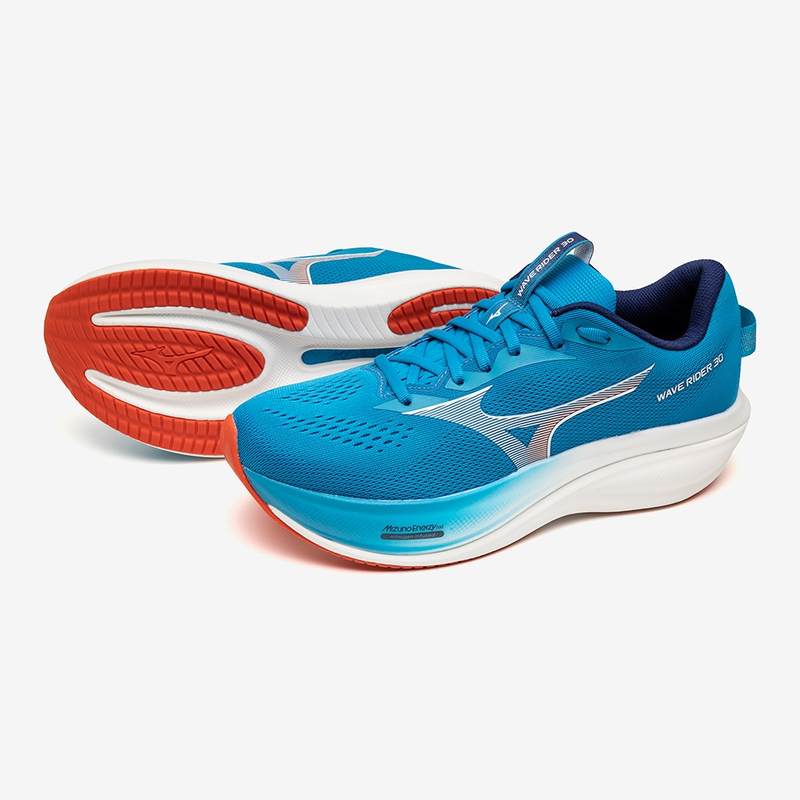 ミズノ ウエーブライダー30 MIZUNO WAVERIDER30 J1GM2620-53 メンズ ランニングシューズ 26fwmr mwr30 ウエーブライダー 30 WAVE RIDER 30 メンズ ランニングシューズ 商品説明 WAVE RIDERシリーズの核である、着地から蹴り出しまでのスムーズな走行感は継承し、培ってきたテクノロジーを統合することによってミズノ史上最高のデイリートレーナーが誕生。 30年の歴史とDNAを足元に、新たなライド体験へ。 特長 [ソール] 上層ミッドソールに窒素注入「Mizuno Enerzy Nxt」を採用し、驚きのエネルギーリターンとクッション性を実現。 下層ミッドソールには、硬度の異なる「Mizuno Enerzy Nxt」（非窒素注入タイプ）を採用。 「WAVE RIDER」シリーズの30年にわたる歴史の中で初めて、フルレングスの「Mizuno Wave Plate」を搭載。 スタックハイト：34.5〜42.5mm。 新しいミッドソールフォーム、スタックハイト、ドロップ、そしてフルレングスの「Mizuno Wave Plate」の組み合わせが、究極のクルージングのような走行体験を生み出します。 新構造を採用した軽量アウトソール。 [アッパー] 「1BY1メッシュ」を採用。 シンプルで洗練されたデザイン。 フィット感を重視した、かかとへの心地よいホールド感。 機能 かかとからつま先への自然でシームレス、かつスムーズな体重移動により、究極のクルージングのような走行体験を実現します。 おすすめのランナー 初めてのランニングシューズを探している初心者ランナー。 目標達成に向けた日々のトレーニングで、ベースとなるジョギングシューズを探しているランナー。 幅広い用途で使えるシューズを探している日常的に走るランナー。 サステナビリティ アッパー本体の裏地テキスタイルに90%以上のリサイクル素材を使用。ソックライナー（インソール）の裏地に90%以上のリサイクル素材を使用。シューレース（靴紐）に90%以上のリサイクル素材を使用。 テクノロジー MIZUNO WAVE：波形のソール構造により、クッション性と安定性を両立させるミズノの基幹機能 MIZUNO ENERZY NXT：MIZUNO ENERZYよりもさらに柔らかく、軽量でありながら優れたエネルギーリターンを発揮 X10：優れた耐久性を備えたアウトソール素材 プレミアムインソール エアメッシュ 仕様 スポーツカテゴリー：ランニング 性別：メンズ 素材：甲材：合成繊維/底材：合成底 重量：265g ヒール・トゥ・ドロップ：8.0mm ウィズ（足幅）：2E相当（ノーマル）の方向け 原産国：ベトナム スタイルコード：J1GM2620