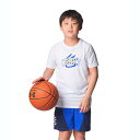 カリー テック ショートスリーブTシャツ（バスケットボール/KIDS） 【商品詳細】 「自分の名前が付いたアイテムはすべて、より良いプレーと『Change The Game For Good.』のミッションをサポートするアイテムでなくてはならない。」ーステフィン・カリー ステフィン・カリーコレクション 100%ポリエステルにより軽量で、柔らかく風合いが良い 後ろをやや長めにしてカーブをつけた裾 襟部分をリブにすることでシャツのズレを防げてより快適な状態でプレーできる Tech(テック)：吸汗速乾性と伸縮性を兼ね備え、柔らかな肌触りを提供する定番ファブリック 水分コントロール：汗を素早く吸収、外部へ発散し、アスリートの身体を常にドライに保つ 抗菌防臭：嫌な臭いの原因となる細菌の増殖を抑制し、防臭効果を発揮する 【スペック】 フィット：ルーズ 素材：ポリエステル100％ 原産国：ベトナム 商品番号；1384727 平置き実寸サイズ（単位cm） YSM：着丈51cm，身幅37.5cm，裄丈31cm YMD：着丈54.5cm，身幅40cm，裄丈33cm YLG：着丈58.5cm，身幅42.5cm，裄丈35cm YXL：着丈62cm，身幅45cm，裄丈37cm 商品は、独自の採寸方法により採寸されています。 商品生地の特性によって、1cm前後の誤差が生じる場合があります。 ジュニア ボーイズ バスケットボールウェア 半袖シャツ Tシャツ バスケットシャツ 半袖Tシャツ カリー CURRY