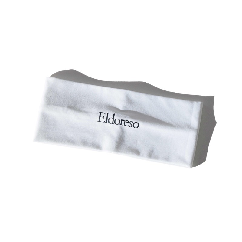 Hair Band(White) E7905226 アスリートからも好評なロゴプリント入りヘアバンド ELDORESOを愛用するアスリートからも毎シーズン好評なヘアバンドです。 ヘアスタイルや頭囲に問わず着用しやすいように試作を繰り返し、ユニセックスで付けやすい太さ・サイズ感に仕上げました。 スパッツに使われるような肌あたりが柔らかく伸縮性の高いファブリックをセレクトし、程よいホールド感を持つ付け心地の良いアイテム。 ワンポイントで配したブランドネームのプリントがアクセントになったシンプルなデザインのヘアバンドは、ランニング時の汗止めとしても便利なアイテムです。 素材：ポリエステル 83%・ポリウレタン 17% Width 24cm・Height 10cm 商品ID：E7905226 エルドレッソ エルドレッソランニング トレイルランニング トレイル トレイルウェア マラソン ランニング ランニングウェア