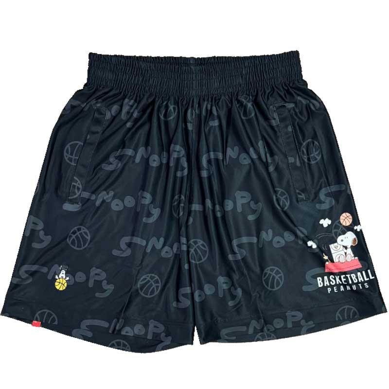 商品名: 昇華 BAGGY PANTS 品番: PNUP7819 カラー: BLACK カラー名称: BLACK PEANUTS[ピーナッツ] ピーナッツ スヌーピー バギーパンツ「SNOOPY」 セットアップで着るとさらにかわいいPEANUTSプラクティスパンツ。 左サイドに戦術を練るスヌーピーとウッドストックのグラフィック。 右裾にスヌーピーワッペン。 背面左裾にPENUTSラベル。 ウエストにドローコード入りウエストバンド。 セットアップのロングスリーブと合わせてさらにかわいく サイズ XS [総丈約39cm/身幅約11.5cm] S [総丈約42cm/身幅約13.5cm] M [総丈約45cm/股下約15.5cm] L [総丈約48cm/股下約17.5cm] ※[]内の寸法には誤差がございますので目安程度にご参照ください。 メーカーHP参照サイズ 素材：マクロン 品質：ポリエステル100% 生産国：中国 スヌーピー スヌーピーパンツ バスパン バスケットボールパンツ バスケットパンツ プラクティスパンツ ピーナッツ PEANUTS バスケットウェア バスケットボールウェア バスケスヌーピー