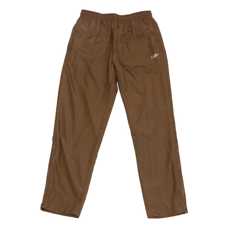 商品名: WIND PANTS 品番: ITP26542 カラー: 5241 カラー名称: 5241：MCA/IVR カーシブ ウインドパンツ ITP26542 [商品説明] これからのシーズンに最適なウインドパンツがリリースされました。 左腿にはインザペイントの筆記体ロゴのITPを刺繍したロングパンツです。 素材は高密度タフタを使用。 極細の糸を限界まで緻密に平織した軽くてハリと光沢感がある高機能生地です。 防風性、保温性に優れ寒い日の練習に最適な1着になります。 [商品詳細] アイテム：バスケット ウォームアップ パンツ 長ズボン ウインドパンツ ロングパンツ 練習 防寒 素材 表地 高密度タフタ(ポリエステル100%) 裏地 メッシュ(ポリエステル100%) シルエット : スタンダード プリント : 左腿 ITP刺繍 モデル着用：男性モデル180cm XLサイズ着用 品番 : ITP26542 IN THE PAINT インザペイント バスケットボール バスケット バスケ バスケットボールウェア ウィンドパンツ ウィンドブレーカー ブレーカーパンツ インザペイントパンツ ウォームアップパンツ ウォームアップウェア