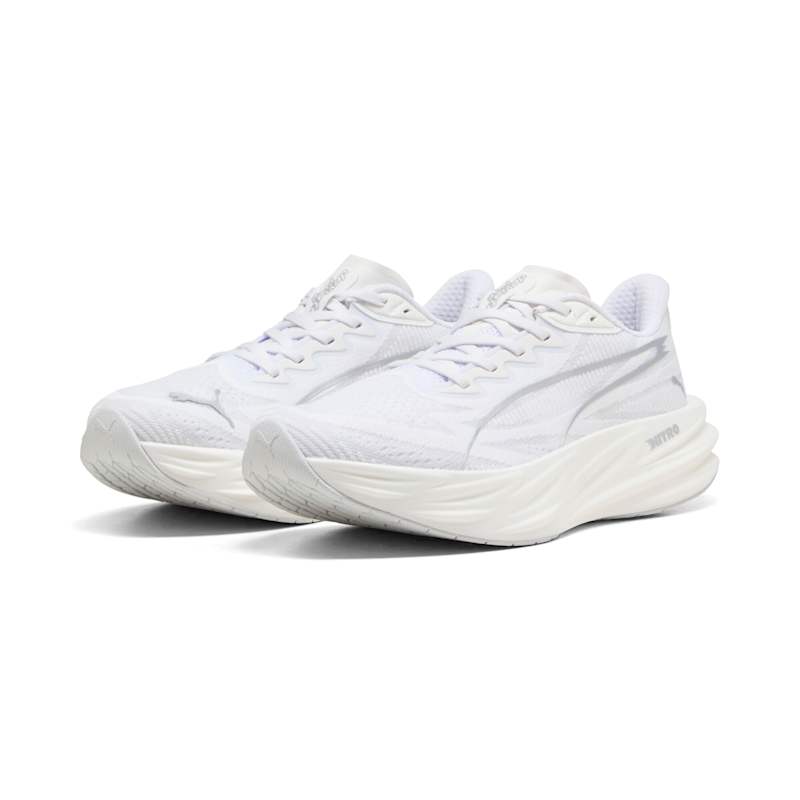プーマ ディヴィエイト ピュア ニトロ ウィメンズ ランニングシューズ 313905-01 PUMA WOMENS DEVIATE PURE NITRO 26fwpmr レディース 女性用 厚底 ノンプレート クッション ウィメンズ ディヴィエイト ピュア ニトロ WOMEN'S DEVIATE PURE NITRO ウィメンズ ランニングシューズ DEVIATE NITROシリーズ初のノンプレートモデルが登場！ 軽さとしなやかな履き心地を兼ね備えた「ディヴィエイト ピュア ニトロ」 先進のNITROFOAMが生み出す高いクッション性と優れた反発力により、日々のトレーニングからスピード走まで幅広く対応します。プレートをあえて採用しないことで、自然でスムーズな足運びを実現し、走りのリズムに合わせて快適にペースアップが可能。軽快でストレスのない走行感が、ランナー本来の動きを引き出します。最大レベルのクッション性と約180g（24cm）の軽量設計により、長距離でも快適さをキープします。8mmドロップと安定感のある設計で、週に3〜5日以上走るランナーにおすすめの一足です。 【特徴】 ■ノンプレートで自然なスピード感を実現 “走る目的”を持った日々のランニングに向けて設計されたDEVIATE PURE NITROは、スピードを純粋な形で追求したモデルです。高い反発性とエネルギーリターンにより、長距離でもスムーズで軽快な走りをサポートし、一歩ごとに自然とスピードへ乗っていくような走行体験を提供します。 ■軽量設計による快適なテンポ走をサポート DEVIATE NITRO 4と比較して約30g軽量化され、メンズサイズ（27.0cm）で約220gを実現。足への負担を軽減しながら、テンポ走などスピードを意識したトレーニングにも適したモデルとなっています。 ■快適性とグリップ力を両立するアッパーとアウトソール アッパーには、軽量で通気性に優れたエンジニアードメッシュを採用。クッション性のある履き口とパッド入りのタンが快適なフィット感を提供します。さらに、プーマ独自の高性能ラバーアウトソール「PUMAGRIP（プーマグリップ）」が、さまざまな天候や路面状況でも優れたグリップ力を発揮し、安定した走りをサポートします。 【機能】 NITROFOAM 窒素を注入したミッドソールフォームが、高い反発性と快適なクッショニングを提供。スムーズで安定感のあるライドを実現し、日々のランニングやトレーニングをサポートします。 エンジニアードメッシュアッパー 高品質で軽量、通気性に優れたメッシュ素材を採用し、クッション性のある履き口とパッド入りタンを組み合わせることで、快適なフィット感を提供します。 PUMAGRIP 耐久性に優れたラバー製PUMAGRIPアウトソールが、さまざまな路面で高いグリップ力を発揮します。 【詳細】 カラー：PUMA White 対象：ロードランニング 幅：レギュラー クロージャー：ひも ランナータイプ：週に3〜5日以上の走る方向け プロネーション：標準 クッション性：最大 平均走行距離：800 km かかとからつま先までの高さの差：8mm NITROFOAM?：軽量で反応性に優れ、クッション性を実現する先進の窒素注入フォーム 重量：約180g（24cm）；スタック高さ：38mm／30mm