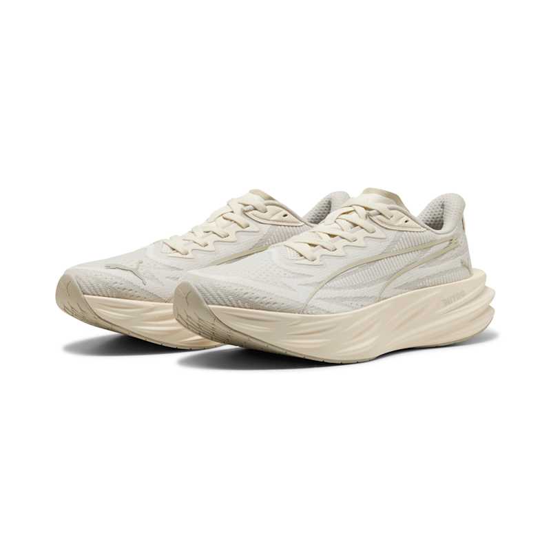 プーマ ディヴィエイト ピュア ニトロ ウィメンズ ランニングシューズ 313905-03 PUMA WOMENS DEVIATE PURE NITRO 26fwpmr レディース 女性用 厚底 ノンプレート クッション ウィメンズ ディヴィエイト ピュア ニトロ WOMEN'S DEVIATE PURE NITRO ウィメンズ ランニングシューズ DEVIATE NITROシリーズ初のノンプレートモデルが登場！ 軽さとしなやかな履き心地を兼ね備えた「ディヴィエイト ピュア ニトロ」 先進のNITROFOAMが生み出す高いクッション性と優れた反発力により、日々のトレーニングからスピード走まで幅広く対応します。プレートをあえて採用しないことで、自然でスムーズな足運びを実現し、走りのリズムに合わせて快適にペースアップが可能。軽快でストレスのない走行感が、ランナー本来の動きを引き出します。最大レベルのクッション性と約180g（24cm）の軽量設計により、長距離でも快適さをキープします。8mmドロップと安定感のある設計で、週に3〜5日以上走るランナーにおすすめの一足です。 【特徴】 ■ノンプレートで自然なスピード感を実現 “走る目的”を持った日々のランニングに向けて設計されたDEVIATE PURE NITROは、スピードを純粋な形で追求したモデルです。高い反発性とエネルギーリターンにより、長距離でもスムーズで軽快な走りをサポートし、一歩ごとに自然とスピードへ乗っていくような走行体験を提供します。 ■軽量設計による快適なテンポ走をサポート DEVIATE NITRO 4と比較して約30g軽量化され、メンズサイズ（27.0cm）で約220gを実現。足への負担を軽減しながら、テンポ走などスピードを意識したトレーニングにも適したモデルとなっています。 ■快適性とグリップ力を両立するアッパーとアウトソール アッパーには、軽量で通気性に優れたエンジニアードメッシュを採用。クッション性のある履き口とパッド入りのタンが快適なフィット感を提供します。さらに、プーマ独自の高性能ラバーアウトソール「PUMAGRIP（プーマグリップ）」が、さまざまな天候や路面状況でも優れたグリップ力を発揮し、安定した走りをサポートします。 【機能】 NITROFOAM 窒素を注入したミッドソールフォームが、高い反発性と快適なクッショニングを提供。スムーズで安定感のあるライドを実現し、日々のランニングやトレーニングをサポートします。 エンジニアードメッシュアッパー 高品質で軽量、通気性に優れたメッシュ素材を採用し、クッション性のある履き口とパッド入りタンを組み合わせることで、快適なフィット感を提供します。 PUMAGRIP 耐久性に優れたラバー製PUMAGRIPアウトソールが、さまざまな路面で高いグリップ力を発揮します。 【詳細】 カラー：Alpine Snow/warm White 対象：ロードランニング 幅：レギュラー クロージャー：ひも ランナータイプ：週に3〜5日以上の走る方向け プロネーション：標準 クッション性：最大 平均走行距離：800 km かかとからつま先までの高さの差：8mm NITROFOAM?：軽量で反応性に優れ、クッション性を実現する先進の窒素注入フォーム 重量：約180g（24cm）；スタック高さ：38mm／30mm