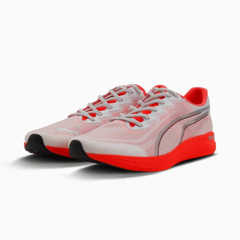 プーマ プロピオ ニトロ PUMA PROPIO NITRO 314611-01 ユニセックス ランニングシューズ 26fwpmr 新WAルール20mm対応 薄底 軽量 トレーニング レース プロピオ ニトロ PROPIO NITRO ユニセックス ランニングシューズ 商品情報 プロピオ ニトロはNITROシリーズの中でも最軽量を誇り、ミッドソールの厚さが20mmとなっている為、筋力強化のためのトレーニングシーンに最適です。またフルレングスのNITROが推進力をサポート。通気性のあるメッシュアッパーは足を軽快に保ちます。あらゆる環境下の路面に対応するPUMAGRIPを採用。部活動や日々のトレーニングにおすすめの一足です。 特徴 NITROFOAM 爆発的な速さを提供する革新的なテクノロジー。クッショニングとライド感を提供。厚さ20mmにより、接地感を感じながら筋力強化が出来る。 モノメッシュアッパー 通気性を考慮して設計され、補強されたプレミアム素材。軽量ながら、しっかりと足にフィット。 PUMA GRIP（アウトソール） 耐久性の高いラバーで様々な表面でトラクションを発揮します。 リサイクル素材使用 より良い未来への一歩として、アッパー部分に30%以上のリサイクル素材を使用しています。 詳細 重量:約142g(27cm) レギュラー幅 テキスタイルアッパー シューレース式 かかと-つま先の高低差（ドロップ）：4mm プロネーションタイプ：ニュートラル プーマロゴ 陸上部などの部活動でのトレーニングに最適 耐久距離目安: 500km 素材 ミッドソール: 100% 合成繊維 アウトソール: 100% ラバー アッパー: 70% テキスタイル, 30% 合成繊維 ライニング: 100% テキスタイル