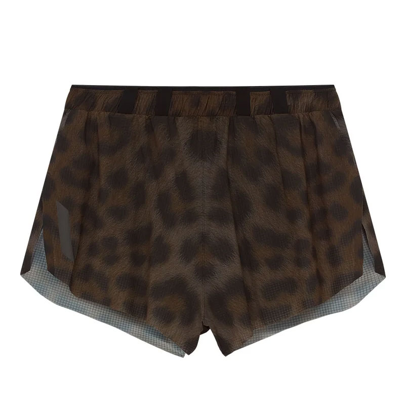 商品名: MENS MARATHON SHORTS 品番: AW26SS1M カラー: LEO カラー名称: LEO SOAR Running Marathon Shorts 商品番号： ss1m ・インナーパンツ付 ・リフレクター有（右下） ・ファスナー付ミニポケット有（右腰部分） ・ポケット有（腰部分2か所） ・ループ有（ウエスト全面） 当社のマラソン ショーツは、42.2 マイル以上を対象に作られています。 超軽量構造、豪華なライナー、ジェルやランニングの必需品をたっぷり収納できる収納力のおかげで、長距離でも優れた性能を発揮します。 ストレッチ性を高めるエラスタンを加えた超軽量のフランス製メッシュで作られたこれらの無駄を省いたショーツは、レーシングなシルエットと技術的な洗練を兼ね備えています。 裾は最高の快適性を実現するためにレーザーカットされており、アロエベラを注入した独自の形状と接着ライナーにより摩擦が軽減されます。 外側の背面ポケットには 4 つのジェルを収納でき、さらに前面にはウエストバンド ループがあり、さらに 2 つ収納できます。 その他のレース中必需品は、ジッパー付きの背面ポケットに安全に収納できます。 レーザーカット 衣服の重量を最小限に抑え、着心地を向上させ、裾のほつれを防ぎます。 超軽量 非常に軽量な生地と最小限の構造により、ランニング中に衣服の存在をほとんど感じません。 吸汗性 体から汗を素早く排出します。 ドローストリングウエスト 調節可能なフィット感と、荷物が多いポケットをさらにしっかりと固定します。 特徴 4 つのゲルを収納できる外部後部ポケット 背面に必需品用のジッパー付きポケット フロントウエストバンドのジェルループ レーザーカットされた裾 アロエベラ注入の接着ライナー 外部吊り下げタブ 長距離のランニングやレース向けに設計されており、涼しさを保つために空気の流れが必要な場合、かさばりを最小限に抑え、ランニング中の栄養補給のための保管が必要な場合に最適です。 最適なパフォーマンスを実現するために短くカットされています。 ファブリック： シェル: 60% PES、40% EL トリム: 63% PES、37% EL ライナー: 82% PA、18% EL お手入れ方法: 洗濯機洗い30℃ クールアイロン 漂白剤を使用しないでください 吊り干し 平置き実寸サイズ（単位cm） ウエスト　S：36　M：38.5　L：40.5 総丈　S：26.5　M：27　L：27.5 股下　S：5　M：5.5　L：5.5 ※若干の誤差はご了承ください（弊社計測値） SOAR Running　SOARRunning ソアーランニング ランニングウェア マラソンウェア ランニング マラソン ショートパンツ ランニングショーツ ランパン レース 試合 超軽量 伸縮性 快適性 ポケット付き マラソンショーツ