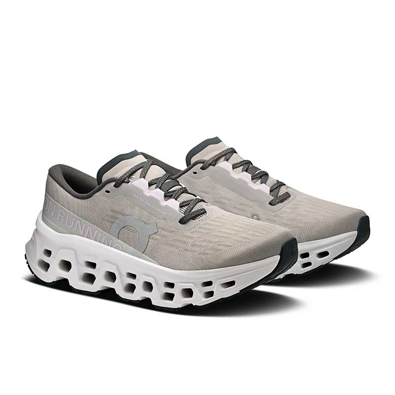 ウィメンズ On Cloudmonster 3 オン クラウドモンスター 3 ランニングシューズ 3WG10034861 26sson 女性用 レディース クッション トレーニング Cloudmonster 3 クラウドモンスター 3 ウィメンズ ランニングシューズ ミッドソールアウトソール ラバーアウトソールが、どのペースで走っても最適なトラクションを発揮します。 アッパー アッパーには通気性の良いエンジニアードメッシュを採用。シューズのフィット感が変えられる調節機能つきです。 Speedboard さまざまな練習に対応できるよう、バネのような推進力を生むSpeedboardとHelion スーパーフォームを融合。ペースアップから軽めのラン、リカバリーランまで幅広い走りを快適にサポートします。 主な特徴 3層構造のCloudTecによる極上のクッショニング 高い反発力を生み出すボトムユニット構造 Speedboardが圧倒的な推進力でスピードをアシスト 反発力のある快適な履き心地をもたらすHelionスーパーフォーム カーブを描いたソール構造が前方への推進力をアップ ラバーアウトソールが最適なトラクションを発揮 再設計されたメッシュアッパー＆フィット感の調節機能 エリートレベルの機能性 ミッドソールの上層部には、レース向けモデルにも採用されている反発力に優れたHelion HFフォームをフルレングスで配置。圧巻のクッション性とエネルギーリターンにより、狙ったペースをキープできます。 長距離でも疲れ知らず 特許技術のCloudTecが脅威の推進力とエネルギーリターンを発揮するから、長距離ランでもペースを落とさず走れます。 どこまでも走りたくなる軽さ トップアスリートたちが着用するシューレースのないLightSprayアッパーが、自己ベストへの挑戦をサポート。足が自然と前へ出るから、長距離でも心地よく走れます。 適している用途 マラソン, ランニング, ロードランニング 重量：約295g (26.5cm/片足) ドロップ：6mm
