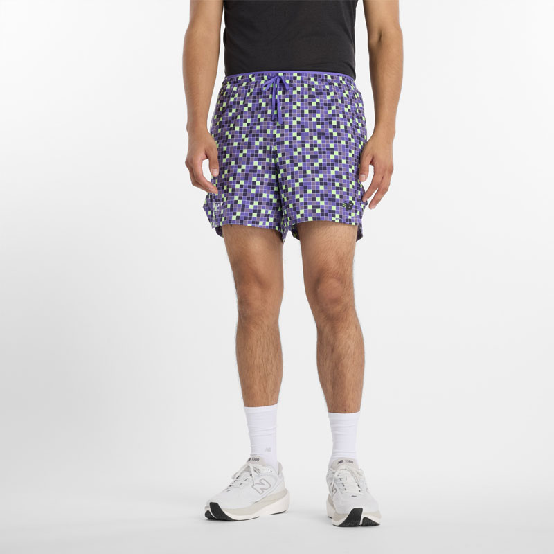 United Airlines NYC Half Printed RC Essential Run Short 5" メンズ エッセンシャル ラン 5インチショート 商品番号：mbe3r8 2026年開催のニューヨークシティハーフマラソンコレクション。 4方向ストレッチで伸縮性に優れたストレッチウーブン5インチショーツ。 吸汗速乾性に優れたNB Dry搭載を搭載したドライで快適な穿き心地で、リラックスフィットの汎用性のあるデザイン。 大会を象徴するモチーフを総柄でプリント。 右裾に大会ロゴ、左裾にトーナルのフライングNBロゴを配置。 説明 ランニング中の快適さとスピードを重視するアスリートのための、吸湿速乾素材を使用したスタイリッシュなショートパンツ。 特徴 NB DRY速乾テクノロジーが体から湿気を逃がし、快適なワークアウトをサポートします。 マットなスレートグレーの反射熱転写素材 コントラストのある裾 外側にドロップインポケットが4つ 背面中央にジッパーポケット ニューヨークシティハーフマラソンのためにデザインされ、公式レースブランディング付き 素材 ポリウーブンシェルとニットメッシュライナー 本体：リサイクルポリエステル86%、スパンデックス14% ライナー：リサイクルポリエステル86%、ポリエステル6%、スパンデックス8% サイズとフィット感 ウエスト下丈のミッドライズで、動きやすく快適なフィット感 標準フィットはジャストサイズで、体からやや離れるデザイン 股下5インチ ランニング メンズランニングウェア マラソン マラソンウェア RUNNING ショートパンツ ランパン 5インチショーツ ランニングパンツ ジム トレーニング