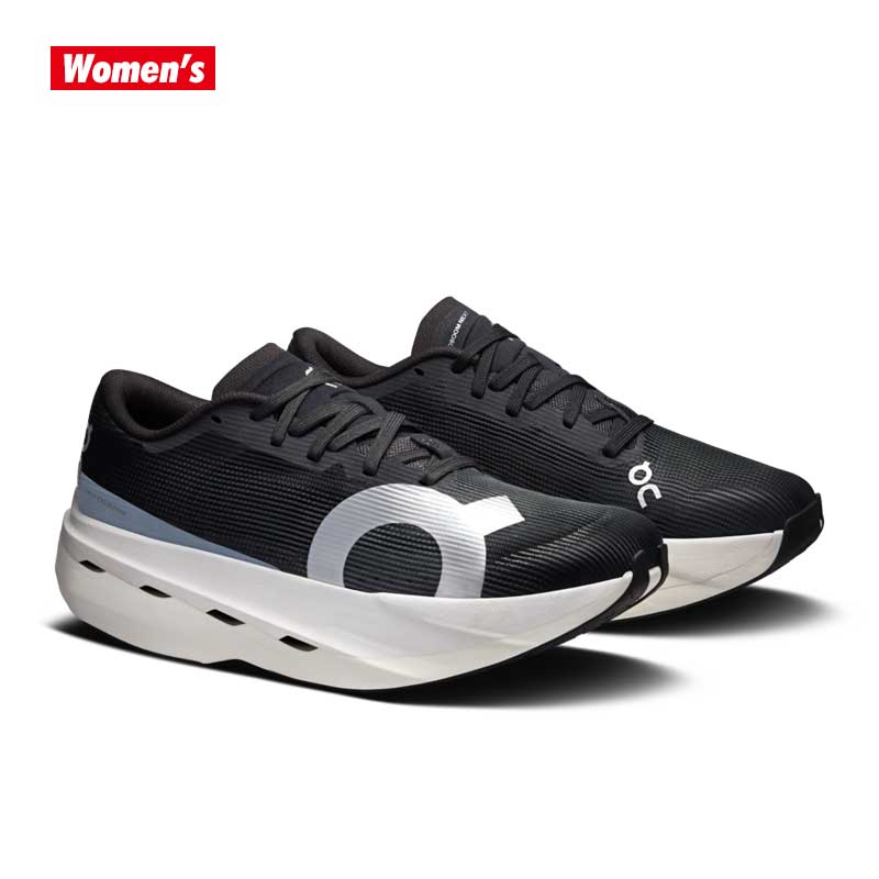 ウィメンズ On Cloudboom Volt オン クラウドブーム ボルト レーシングシューズ 3WF30740462 26sson 女性用 レディース 軽量 カーボン Cloudboom Volt クラウドブーム ボルト ウィメンズ レーシングシューズ クラウドブーム ボルト タイムを狙うレースに。スピードに特化したCloudTecクッショニングシステムを採用。2層構造のHelionHFハイパーフォームが優れたエネルギーリターンを発揮します。 ミッドソールアウトソール Speedboardを2層のHelion HFハイパーフォームに挟むことで、高いエネルギーリターンを実現。反発力に優れ たクッショニングが衝撃を吸収し、走行効率を最大限に高めます。 アッパー 軽量で通気性に優れたメッシュアッパーは耐久性が高く、レースのスピードにもそつなく対応。しっかりしたホールド感で足ブレを抑え、レースへの集中力を高めます。 主な特徴 2層構造のHelion HFハイパーフォームが優れたエネルギーリターンを発揮。 カーボン製Speedboardがパワフルな推進力を生み、走りを加速 ややタイトなフィット感で足ブレを防止し、レースへの集中力をサポート 通気性の良い軽量メッシュアッパー つま先への自然な重心移動を叶えるCloudTec ラバーアウトソールがカーブでも路面をしっかりグリップし、足元の安定感をキープ ルックスも走り心地もスピーディー スピードを追求すべく形状にこだわり、耐久性に優れたHelion HFハイパーフォームと高硬度のカーボン製Sp eedboardを組み合わせました。無駄のないデザインで、10km走やハーフマラソンも自信をもって挑めます。 トップクラスの素材 2層構造のHelion HFハイパーフォームが弾むようなエネルギーリターンを実現。反発力に優れたクッショニングが衝撃を吸収し、走行効率を最大限に高めます。さらに、カーボン製Speedboardが足の動きに沿ってしなることで走りを加速し、より遠くへとランナーを導きます。 バランスの良いライド感 硬めのクッショニングが高い反発力をもたらす一方、トップスピードでも安定した履き心地をキープ。そして戦略的に設計されたラバーアウトソールがカーブでも抜群のグリップ力を発揮します。 特長 重さ: 182g スピードに特化したCloudTecクッショニングシステム 2層構造のHelion HFハイパーフォームによる優れたエネルギーリターン カーボンファイバー配合のSpeedboardがパワフルな推進力で走りを加速 通気性の高い軽量メッシュアッパー 高いフィット感で足ブレを抑え、レース中の集中力をサポート カーブでも確かなグリップ力と安定性を発揮するラバーアウトソール つま先が大きくせり上がった形状で蹴り出しやすく、加速がスムーズ 適している用途 マラソン, レース, ランニング, ロードランニング 重量：約222g (26.5cm/片足) ドロップ：4mm