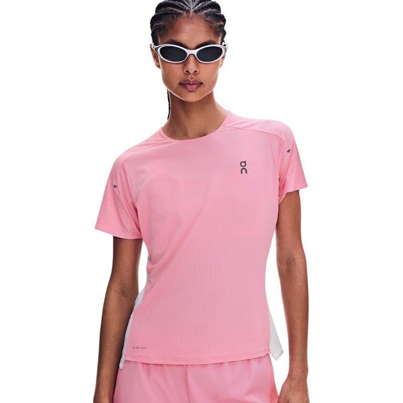 【 On performance series 】【長距離ラン 短距離ラン 暖かい時】 Womens Performance-T レディース パフォーマンスT 商品番号：1we10315423 機能性生地で通気性の高いTシャツ Performance-Tは地球に優しい再生ポリエステルと、最先端のOn DryTecテクノロジーを採用したランニングTシャツ。 汗をかいてもすぐに乾き、通気性にも優れています。 通気性が高く、体の自由な動きを可能にする超軽量ランニングTシャツ。 走りに集中したいとき、頼りになる一着です。 On DryTecテクノロジーが優れた速乾性と通気性を実現 驚くほどの軽量感 輝く反射プリント 縁は滑らかな接着加工で、縫い目は肌に当たらない仕様 前後身頃は再生ポリエステル製 モダンでミニマルなデザイン スイスならではのサポート力 優れた吸汗速乾性 羽根のような軽さ 最高のパフォーマンスのために スイスの技術力でハイテク素材とミニマルなデザインを融合させ、驚くほどの軽量感を実現しました。 すべてのつなぎ目は縫わずにテープ加工で接着。 肌に当たる箇所がなく、着ていることを忘れるほど快適です。 スプリントも、中距離も、マラソンも。 どんな走りでも頼りになるトップスです。 汗濡れを防ぐOn DryTec 動きやすさに特化 快適な着心地なくして最高のパフォーマンスは発揮できません。 そこでフロントには吸汗速乾性に優れたOn DryTecファブリックを採用。 快適な肌当たりで不快な擦れもなく、ランナーの体をしっかり保護します。 バックには通気性の高いメッシュ生地を使用し、爽やかな着心地が続きます。 洗練されたシームデザイン スピードを追求 サイドシームを前寄りに配置し、スピーディーな走りをサポート。 レース中にウェアがまくれ上がることもありません。 選び抜かれた素材を使用し、スピード重視で設計。 レースを有利に運ぶための機能性がこの一着に詰まっています。 重量ウィメンズ89 g パフォーマンスランニング、スピード走、ロードレース、5km走、10km走、ハーフマラソン、フルマラソン、リカバリーラン、テンポ走、ロードランニング、ウルトラランニング、暖かい時 タイトフィット。表記通りのサイズ。 【前身頃】再生ポリエステル90％、ポリウレタン10％ 【後身頃】 再生ポリエステル80％、ポリウレタン20％ 洗濯機洗い30℃まで。アイロン可（低温）。ドライクリーニング、タンブラー乾燥、漂白は不可。 縁には接着加工を、背面にはテープ加工を施して肌ずれを防止。走ることだけに集中できます。 環境に配慮し、前後身頃に再生ポリエステルを使用しています。 On DryTec採用の高機能素材を採用。通気性に加え、速乾性にも優れています。 短長距離のランニングに。一日中快適な着心地で、あらゆるアクティビティにおすすめ。 平置き実寸サイズ（単位：cm） 着丈　XS：57.5　S：59.5 身幅　XS：43.5　S：46.5 ※若干の誤差はご了承ください（弊社計測値） ランニング マラソン ランニングウェア オンランニング レディス　レディース ウィメンズ ウィメンズランニングウェア 半袖シャツ 半袖Tシャツ ランニングシャツ 通気性