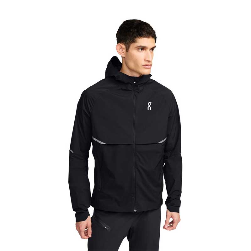 【 On core series 】 【寒い時のラン 通気性 コンパクト】 ポケット有（ファスナー付き） Mens Core Jacket メンズ コアジャケット 商品番号：1me10330553 着回しの効く軽量ジャケット 通気性、防風性、撥水性を兼ね備えた軽量ジャケット。 天候の変化に応じてサッと羽織れる軽量でコンパクトな撥水ジャケット。 いつものランやトレーニングに。 手軽に持ち運べるランニングジャケット ワードローブに加えたい便利なアウター 他のアイテムと合わせやすいシンプルなデザイン 肘周りのスパイラルダーツ構造で可動性を確保 制約のない自由な動きを叶える軽量素材 ジャケット自体をフロントポケットにしまえるパッカブル仕様 通気性に優れた軽量ニット構造 天候に合わせてフィット感を調節できるドローコード フードと裾は調節可能 天候を問わず活躍するデザイン どんな天候でも気持ち良く走りたいもの。 だからCore Jacketは、寒さや雨から体をしっかり守る撥水素材を使用し、フードと裾のドローコードでフィット感を調節できるようにしています。 通気性に優れた素材 風に負けない軽やかなランを 防風性と通気性を両立した軽量ニット素材を採用。 風に強いのに、汗で蒸れる心配もありません。 ポケットに収まるコンパクト設計 晴れてきたらサッと収納可能 暖かくなって脱いだジャケットをバタバタさせて走るのは嫌ですよね。 Core Jacketは本体をフロントポケットに収納できるから、サッと畳んで手軽に持ち運べます。 重量：メンズ (M)：250 g パフォーマンスランニング、パフォーマンスオールデイ、パフォーマンスアウトドア、Coreコレクション 雨天、寒い時、5km走、10km走、ロードランニング、長距離ラン、ハイキング、トラベル、オールデイ、リカバリー レギュラーフィット 【本体】主素材：再生ポリアミド87％、ポリウレタン13％ 副素材：再生ポリアミド92％、ポリウレタン8％ 【ライニング】再生ポリアミド95％、ポリウレタン5％ オンランニング　ランニングジャケット ランジャケット フード付き パッカブル 軽量 通気性 防風 撥水 コンパクト ランニングウェア マラソン トレーニング トレイル