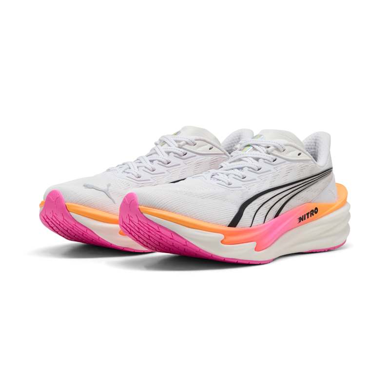 プーマ ディヴィエイト ニトロ4 PUMA DEVIATENITRO4 312124-10 ウィメンズ レディース 女性用 ランニングシューズ DEVIATENITRO4 26sspmr dvn4 ディヴィエイト ニトロ 4 DEVIATE NITRO 4 ウィメンズ ランニングシューズ 【商品情報】 ディヴィエイト4は、速さを超えた次元へ。 前モデルより約15g軽量化されたこのハイパフォーマンスランニングシューズは、ペースを落とさないランナーのために設計されています。強化されたNITROFOAMの2層構造 が、軽量性と反発性を両立し、なめらかで反応の良いライド感を実現。さらに、カーボンコンポジットPWRPLATE がしなやかさを保ちながら推進力を最大化し、テンポ走からレース本番まで圧倒的な優位性を提供します。通気性に優れたエンジニアードメッシュアッパーと、ふかふかの履き口＆パッド入りタンで快適性も抜群。耐久性の高いPUMAGRIPアウトソールが、かかと着地でもミッドフット着地でも安定したグリップを発揮します。さらに、アッパーには20%以上のリサイクル素材を使用し、環境にも配慮。 【特徴】 NITRO FOAM;：軽量で反発性の高いクッショニングを実現する、NITRO FOAMの2層構造により、なめらかで反応の良いライド感を提供。 PWRPLATE：カーボン複合素材のPWRPLATEを柔軟でしなやかさを維持しながら推進力を発揮。 PUMAGRIP：耐久性の高いゴム素材を使い、しっかりとしたグリップ力を実現。かかとから着地する人や足の中央で着地する人でも安定感を得られるよう、接地面を広く設計しています。 エンジニアードメッシュ：高品質で軽量、通気性に優れたメッシュ素材を採用し、快適さを高めるふかふかの履き口とパッド入りタンを装備し、快適なランニングを提供。 アッパーには20%以上のリサイクル素材を使用 【詳細】 カラー：PUMA WHITE-POISON PINK-GLOWING RED レギュラーワイズ 丸みを帯びたつま先 シューレース仕様 ヒールタイプ：フラット クッショニング：マックス 重量：約205g（24cm） ワイズ：D相当 厚さ：38mm/30mm ヒールトゥドロップ: 8mm プロネーション：ニュートラル 耐久距離目安：800km 生産国：ベトナム