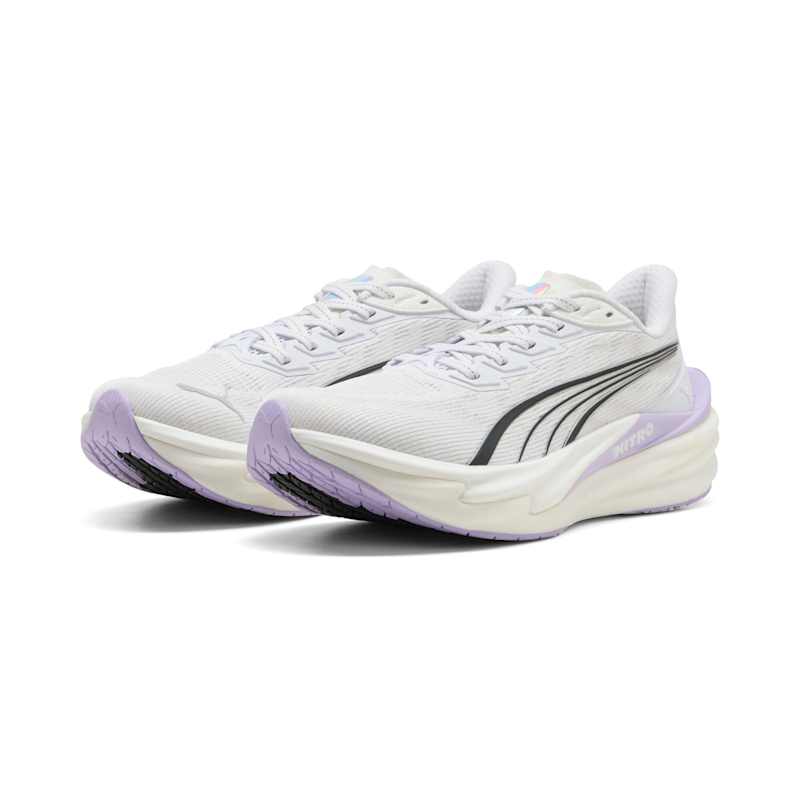 プーマ ディヴィエイト ニトロ4 PUMA DEVIATENITRO4 312124-02 ウィメンズ レディース 女性用 ランニングシューズ DEVIATENITRO4 26fwpmr dvn4 ディヴィエイト ニトロ 4 DEVIATE NITRO 4 ウィメンズ ランニングシューズ 【商品情報】 ディヴィエイト4は、速さを超えた次元へ。 前モデルより約15g軽量化されたこのハイパフォーマンスランニングシューズは、ペースを落とさないランナーのために設計されています。強化されたNITROFOAMの2層構造 が、軽量性と反発性を両立し、なめらかで反応の良いライド感を実現。さらに、カーボンコンポジットPWRPLATE がしなやかさを保ちながら推進力を最大化し、テンポ走からレース本番まで圧倒的な優位性を提供します。通気性に優れたエンジニアードメッシュアッパーと、ふかふかの履き口＆パッド入りタンで快適性も抜群。耐久性の高いPUMAGRIPアウトソールが、かかと着地でもミッドフット着地でも安定したグリップを発揮します。さらに、アッパーには20%以上のリサイクル素材を使用し、環境にも配慮。 【特徴】 NITROFOAM：軽さを極め、弾むような反発力へ。革新的な窒素注入フォームが、優れたクッション性とレスポンスを実現。 PWRPLATE：推進力を生み出すカーボンコンポジットPWRPLATE。俊敏なトレーニングランに欠かせない柔軟性も両立。 PUMAGRIP：耐久性に優れたラバーアウトソールが、さまざまな路面で確かなグリップ力を発揮。 ENGINEERED MESH：軽量で通気性に優れたプレミアムメッシュを採用。やわらかな履き口と厚みのあるタンが、快適なフィット感を提供。 アッパーには20%以上のリサイクル素材を使用 【詳細】 カラー：PUMA White-Feather Gray レギュラーワイズ 丸みを帯びたつま先 シューレース仕様 ヒールタイプ：フラット クッショニング：マックス 重量：約205g（24cm） ワイズ：D相当 厚さ：38mm/30mm ヒールトゥドロップ: 8mm プロネーション：ニュートラル 耐久距離目安：800km 生産国：ベトナム 【素材】 ミッドソール: 100% 合成繊維 中敷き: 100% テキスタイル アウトソール: 100% ラバー アッパー: 67% テキスタイル, 30% 合成繊維, 3% 牛革 ライニング: 100% テキスタイル