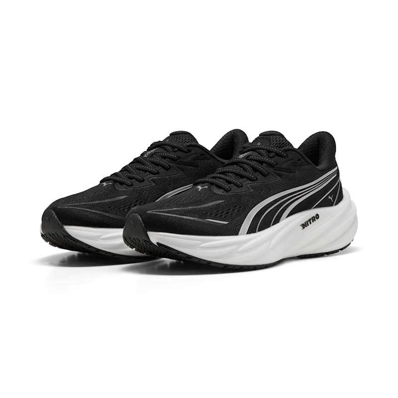 プーマ ヴェロシティニトロ5 ウィメンズ ランニングシューズ 312945-01 PUMA VELOCITYNITRO5 26fwpmr 軽量 高反発 レディース 女性用 ヴェロシティ ニトロ 5 VELOCITY NITRO 5 ウィメンズ ランニングシューズ 商品情報 毎日のランニングを、もっと軽快に、もっと快適に。PUMA Velocity NITRO 5（ベロシティ ニトロ 5）は、ジョギングから日々のトレーニング、長距離ランまで幅広く対応するニュートラルタイプのランニングシューズです。 ミッドソールには、軽量性と高い反発力を兼ね備えた**NITROFOAM?**を採用。着地時の衝撃をやわらげながら、次の一歩へスムーズな推進力を生み出します。通気性に優れた構造化メッシュアッパーがシューズ内部を快適に保ち、長時間のランニングでも爽やかな履き心地をサポート。 さらに、優れたグリップ力と耐久性を誇るPUMAGRIPアウトソールを搭載。アスファルトなどのロードコンディションでも安定した走りを実現します。初めてのランニングシューズをお探しの方から、日常的に走り込むランナーまで、幅広いランナーにおすすめの一足です。 特徴 軽量で高反発なNITROFOAMクッションを搭載 通気性に優れた構造化メッシュアッパー 優れたグリップ力と耐久性を発揮するPUMAGRIPアウトソール 毎日のジョギングからトレーニング、ロングランまで対応 アッパー部分に30％以上のリサイクル素材を使用 詳細 ブランド：PUMA（プーマ） モデル：Velocity NITRO 5 用途：ロードランニング 幅：レギュラー クロージャー：シューレース（靴ひも）タイプ ランナータイプ：デイリートレーニング向け プロネーション：ニュートラル クッションレベル：ミディアム 平均走行距離：約800km オフセット（ドロップ）：8mm 軽量、高反発性、クッション性を念頭に設計された高度な窒素注入フォーム、NITROFOAM PUMAGRIP：あらゆる路面に対応が可能。抜群の耐久性と足元の安定性を発揮し、快適なランニングをサポートする高性能ラバー合成素材 こんな方におすすめ 初めてランニングシューズを購入する方 ジョギングや健康維持のために走りたい方 部活動や市民ランナーとして日常的にトレーニングを行う方 クッション性と反発性のバランスを重視したい方 フルマラソンに向けた練習用シューズを探している方 プーマ ランニングシューズ / Velocity NITRO 5 / ベロシティ ニトロ 5 / メンズ ランニングシューズ / レディース ランニングシューズ / ジョギングシューズ / ロードランニング / デイリートレーナー / NITROFOAM / PUMAGRIP / 軽量シューズ / クッション性 / 高反発 / マラソン トレーニング / 初心者 ランナー