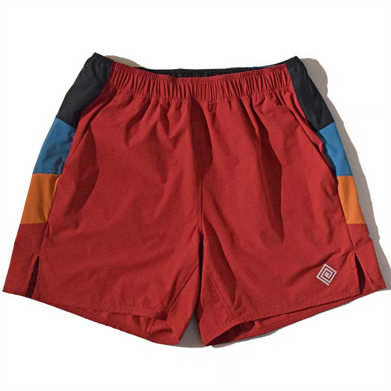 ELDORESO Lightning Shorts(Burgundy) E2112025 生地を切り替えて配色にした背面のデザインがバックコンシャスなランニングショーツです。 撥水性とストレッチ性に加え、静電気防止機能を併せ持つ軽量な機能素...