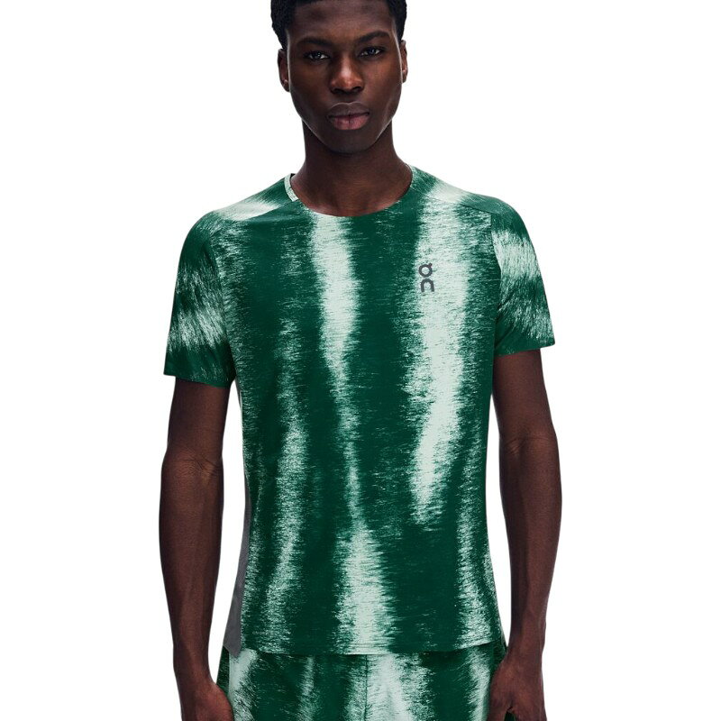 【 On performance terra collection 】Mens Performance-T Terra メンズ パフォーマンスT テラ 軽量で速乾性のある高機能なランニングTシャツ。大胆なグラフィックプリントが特徴です。 サイズとフィット感 レギュラー. 表記通りのサイズ. Mohammedは189cm、サイズMを着用 特長 汗離れが良く、通気性の高いファブリック 超軽量で優れた速乾性 On DryTecテクノロジーでフレッシュな着心地が持続 背面の裾は接着加工で肌当たりがなめらか 自然から着想を得たグラフィックデザイン すっきりしたシルエット 自然がモチーフのグラフィック 機能性と同じくらい際立っているのがそのスタイル。草原を駆け抜けることに着想を得た、目を引くグラフィックを身にまとって、風を感じて走ってください。 On DryTecテクノロジー 軽量で吸湿速乾性に優れたOn DryTecテクノロジーの素材を採用。ペースアップしても快適な着心地が続きます。 動きやすさを追求 体の動きに追従する設計と巧みなシーム配置で、自由な動きを可能に。肌ずれの心配もなく、ストレスフリーの着心地だから、最高のパフォーマンスを発揮できます。 ＜平置き実寸サイズ（単位：cm）＞ 身幅　XS：46.5　S：49　M：52.5　L：55 着丈　XS：64　S：65　M：66　L：68 ※弊社計測値。若干の誤差はご了承ください。 オン オンランニング マラソン 半袖シャツ Tシャツ ランニングシャツ ランニングウェア マラソンウェア トレーニングウェア