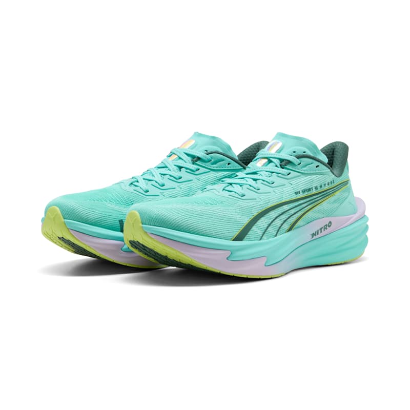 PUMA x HYROX ディヴィエイトニトロ4 メンズ トレーニングシューズ 314155-01 PUMA x HYROX DEVIATE NITRO4 26fwpmr ディヴィエイト ニトロ 4 PUMA X HYROX DEVIATE NITRO 4 - PUMA X HYROX メンズ トレーニングシューズ 商品情報 PUMA x HYROXのランニングシューズは、高強度トレーニングやフィットネスレースに対応するために設計されたモデルです。 安定性・グリップ力・推進力を高いレベルで兼ね備え、ランニングからサーキットトレーニングまで幅広いシーンでスムーズな動きをサポートします。軽量で高反発なNITROFOAMクッショニングが、優れたエネルギーリターンと快適な履き心地を提供し、トレーニング中の負担を軽減。さらに、カーボンファイバー製のPWRPLATEがエネルギー伝達を高め、力強い推進力を発揮します。アウトソールには高い耐久性とグリップ力を誇るPUMAGRIPを採用し、さまざまな路面で安定したパフォーマンスを実現。通気性に優れたエンジニアードメッシュアッパーと快適なフィット感も兼ね備え、日々のトレーニングをより快適で効率的にサポートする一足です。環境にも配慮し、アッパーには30%以上のリサイクル素材を使用しています。 特徴 ・NITRO FOAM：軽量で反発性の高いクッショニングを実現する、NITRO FOAMの2層構造により、なめらかで反応の良いライド感を提供。 ・PWRPLATE：カーボン複合素材のPWRPLATEを柔軟でしなやかさを維持しながら推進力を発揮。 ・PUMAGRIP：耐久性の高いゴム素材を使い、しっかりとしたグリップ力を実現。かかとから着地する人や足の中央で着地する人でも安定感を得られるよう、接地面を広く設計しています。 ・エンジニアードメッシュ：高品質で軽量、通気性に優れたメッシュ素材を採用し、快適さを高めるふかふかの履き口とパッド入りタンを装備し、快適なランニングを提供。 ・リサイクル素材使用：より良い未来への一歩として、アッパー部分に30%以上のリサイクル素材を使用 詳細 ・用途：トレーニング ・幅：レギュラー ・クロージャー：シューレース式 ・PWRPLATEカーボンファイバープレートがエネルギー伝達と推進力を最大化 ・プロネーションタイプ：ニュートラル ・クッショニングレベル：最大 ・平均走行距離：800 km ・かかと-つま先の高低差（ドロップ）：10mm ・軽量、高反発性、クッション性を念頭に設計された高度な窒素注入フォーム、NITROFOAM ・重量：約250g（27cm）、スタック高さ：39mm/29mm