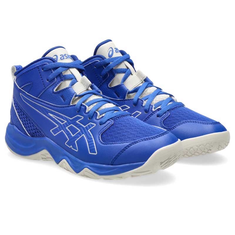 アシックス ダンクショットMB10 asics DUNKSHOT MB10 1064A019-600 ジュニア バスケットボールシューズ ミニバス 26fwtbf DUNKSHOT MB 10 ダンクショットMB 10 ジュニア用バスケットシューズ バスケットボールを始める最初の一歩をサポートするジュニアエントリーモデル。 つま先の動きとサポート性を高めながら成長期の足を支えるキッズ専用ラストを採用。ミッドソールには自然な体重移動を促す構造と前足部の屈曲性を高める屈曲溝を配置し、筋力の発達していないジュニアの動きをサポート。足首周りの内側は厚手のスポンジを採用、外側にはサポートパーツを搭載することで足首のフィット性と安定性を追求。 ジュニアを支えるサポート機能 足首周りに配置した人工皮革が足首のやわらかいジュニアプレーヤーを支える。ミッドソールの3?スペース構造とアウトソールの屈曲性でスムーズな体重移動と屈曲をサポート。 ジュニアでも履きやすい シューズの着脱がしやすいようにヒールループを配置。さらに、シューレースがほどけにくいようシュータンにはシューレースバンドを採用。 品名： DUNKSHOT MB 10 品番： 1064A019 色番： 600：NEON BLUE/SOFT OAT サイズ： 19.0,20.0-24.0cm サイズ補足： STANDARD 素材名： アッパー/人工皮革(合成皮革)・合成繊維 アウターソール/ゴム底 インナーソール/合成樹脂/取り替え式 生産地： コロンビア