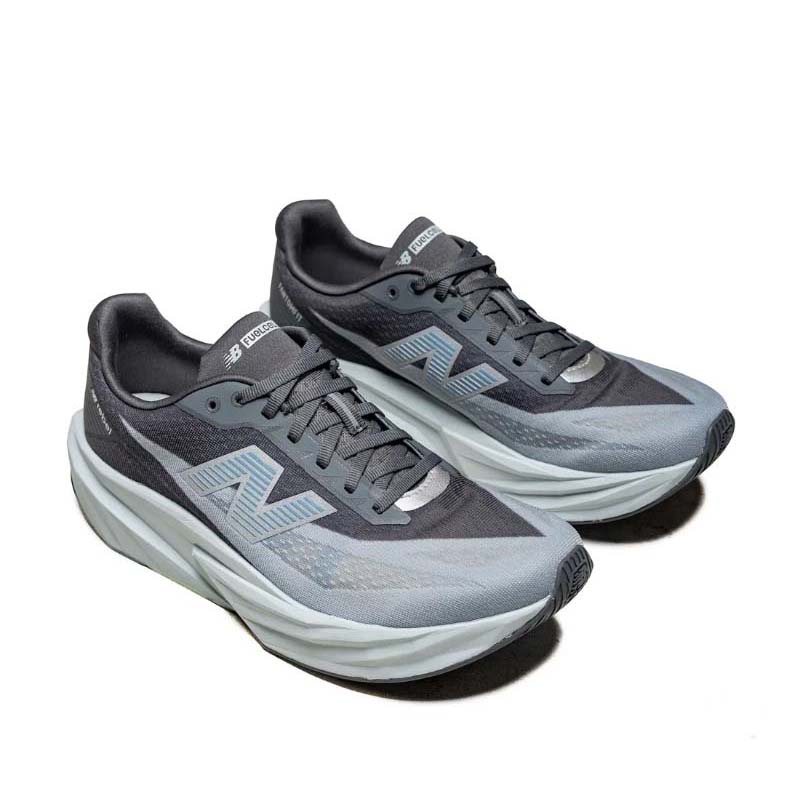 ニューバランス メンズ フューエルセル レベル V5 FUELCELL REBEL V5 MFCX7CH 足幅:D ランニングシューズ 26fwnbr 軽量 反発性 FuelCell Rebel v5 メンズ ランニングシューズ 商品説明 FuelCell Rebel v5は、スピード感あふれるルックスと履き心地を追求して開発されました。レースにインスパイアされた流線型のメッシュアッパーと大胆なミッドソール形状を採用したこのデイリーユースのトレーニングシューズは、モダンなスタイルで、ランナーを刺激し、驚きを与え、自信に満ちた存在感を放ちます。驚くほど軽量で、FuelCellミッドソールテクノロジーを搭載。PEBAとEVAフォームをブレンドしたこのシューズは、長距離の安定したランから、よりスピーディーで自発的なランへとスムーズに移行できる、反発力とエネルギッシュな足元を実現します。 商品詳細 特徴 FuelCellフォームは推進力を与え、前進を助けます 前モデルよりも足元のフォームがさらに増加 幾何学的なミッドソールは前モデルよりも幅が広く、高く積み重なっています 前足部にラバーを追加した再設計されたアウトソール ヒールとタンのデザインを一新し、高速走行時の快適性をさらに向上 反射ディテール 重量：約227g (27.0cm片足) 素材 PEBA/EVAフォームブレンドは、耐久性、軽量クッション性、足元の素早い感触を提供します。 エンジニアードメッシュアッパーが軽量サポートと通気性を提供 FantomFitアッパーは超軽量の接着サポートを提供します サイズ＆フィット ワイズ：D（やや細い） クッション：ソフト サポート：ナチュラル 超軽量。毎日のランニングに最適。 6mmドロップ レースクロージャー デイリーランニング, クイックランニング