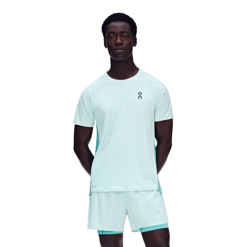 【 On performance series 】【長距離ラン 短距離ラン 暖かい時】 ・リフレクター有（左胸、背面） Mens Performance-T メンズ パフォーマンスT 商品番号：1me10234958 機能性生地で通気性の高いTシャツ Performance-Tは地球に優しい再生ポリエステルと、最先端のOn DryTecテクノロジーを採用したランニングTシャツ。 汗をかいてもすぐに乾き、通気性にも優れています。 通気性が高く、体の自由な動きを可能にする超軽量ランニングTシャツ。 走りに集中したいとき、頼りになる一着です。 On DryTecテクノロジーが優れた速乾性と通気性を実現 驚くほどの軽量感 輝く反射プリント 縁は滑らかな接着加工で、縫い目は肌に当たらない仕様 前後身頃は再生ポリエステル製 モダンでミニマルなデザイン スイスならではのサポート力 優れた吸汗速乾性 羽根のような軽さ 最高のパフォーマンスのために スイスの技術力でハイテク素材とミニマルなデザインを融合させ、驚くほどの軽量感を実現しました。 すべてのつなぎ目は縫わずにテープ加工で接着。 肌に当たる箇所がなく、着ていることを忘れるほど快適です。 スプリントも、中距離も、マラソンも。 どんな走りでも頼りになるトップスです。 汗濡れを防ぐOn DryTec 動きやすさに特化 快適な着心地なくして最高のパフォーマンスは発揮できません。 そこでフロントには吸汗速乾性に優れたOn DryTecファブリックを採用。 快適な肌当たりで不快な擦れもなく、ランナーの体をしっかり保護します。 バックには通気性の高いメッシュ生地を使用し、爽やかな着心地が続きます。 洗練されたシームデザイン スピードを追求 サイドシームを前寄りに配置し、スピーディーな走りをサポート。 レース中にウェアがまくれ上がることもありません。 選び抜かれた素材を使用し、スピード重視で設計。 レースを有利に運ぶための機能性がこの一着に詰まっています。 重量メンズ114 g パフォーマンスランニング、スピード走、ロードレース、5km走、10km走、ハーフマラソン、フルマラソン、リカバリーラン、テンポ走、ロードランニング、ウルトラランニング、暖かい時 タイトフィット。表記通りのサイズ。 【前身頃】再生ポリエステル90％、ポリウレタン10％ 【後身頃】 再生ポリエステル80％、ポリウレタン20％ 洗濯機洗い30℃まで。アイロン可（低温）。ドライクリーニング、タンブラー乾燥、漂白は不可。 平置き実寸サイズ（単位：cm） 着丈　S：66　M：67　L：69　 身幅　S：51　M：54　L：57.5　 ※若干の誤差はご了承ください。（当店計測値） 縁には接着加工を、背面にはテープ加工を施して肌ずれを防止。走ることだけに集中できます。 環境に配慮し、前後身頃に再生ポリエステルを使用しています。 On DryTec採用の高機能素材を採用。通気性に加え、速乾性にも優れています。 短長距離のランニングに。一日中快適な着心地で、あらゆるアクティビティにおすすめ。 ランニング マラソン ランニングウェア オンランニング メンズランニングウェア 半袖シャツ 半袖Tシャツ ランニングシャツ 通気性