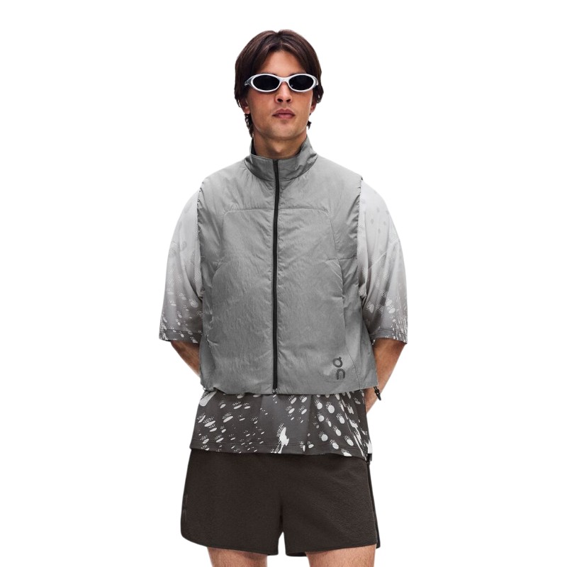 【 On performance volt collection 】Performance Volt Vest メンズ パフォーマンスボルトベスト 商品番号：1mg30670561 パフォーマンス ボルト ベスト：高い機能性とスタイルを組み合わせた表情豊かなランニングベスト。軽くて暖かなOn ThermaTec採用。 洗練されたスタイルと高いパフォーマンスを両立。 この表現力豊かなベストは、軽量で暖かいOn ThermaTecとPrimaLoft断熱材を採用し、防風・撥水加工を施した生地で大胆かつ都会的なデザインに仕上げました。 巧妙な収納や洗練された虹色の光沢が、ランニングクルーの中でも際立つ存在感を放ちます。 深いアームホールが動きやすさを高め、レイヤリングも簡単。気温の変わり目や涼しい気候でのランニングに最適です。 肩の反射ディテールや前後の反射ロゴが、現代のパフォーマンスウェアにふさわしいエッジを効かせています。 特長 On ThermaTec軽量インサレーション 玉虫調の生地 ストッパー付きのバンジーコードを内蔵 伸縮性のあるアームホールで動きやすさを追求 収納力を高めるバックポケット ジッパー付きサイドポケット 襟の内側は起毛素材で心地よく暖か 防風素材 高い機能性と街に映える大胆なデザインが融合。防風・撥水ファブリックと、PrimaLoftインサレーションを使ったOn ThermaTecを組み合わせ、軽くて暖かな着心地を実現しました。重ね着しやすく、寒暖差の大きな日や寒いときのランにおすすめです。 玉虫調の生地 光によって表情を変える玉虫調の生地を採用。現代のパフォーマンスウェアにふさわしいシルバーの光沢がエレガントな印象を放ちます。深めのアームホールで可動域が広く、レイヤリングも簡単。肩部分に反射材のディテール、前後に反射ロゴを配して大胆なエッジを加えました。 充実のポケット やや短めのシルエットや機能的なバックポケットなど、トレイルベストを着想源にデザインしました。背面中央にバンジーコード付きの大きめのバックポケットを備えているほか、両サイドのジップポケットは貴重品の収納に便利。裾はバンジーコードで調節可能です。 サイズとフィット感 レギュラー. 表記通りのサイズ. 素材と透明性 素材 Main Fabric: Polyester 59%, Polyamide 41%. Lining: Polyamide 100%. Padding: Polyester 100%. Inner Collar: Polyester 88%, Elastane 12%. 原産国 ベトナム フィット感:レギュラー 防水性:撥水 お手入れ方法 ジッパーは閉じて洗ってください 冷水で洗濯機洗い可（ソフト洗い） 漂白不可 ドライクリーニング不可 アイロン不可 柔軟剤の使用不可 低温でタンブラー乾燥可 ランニング マラソン トレイル ハイキング ランニングウェア ベスト ランニングベスト オンランニング パフォーマンスボルトベスト