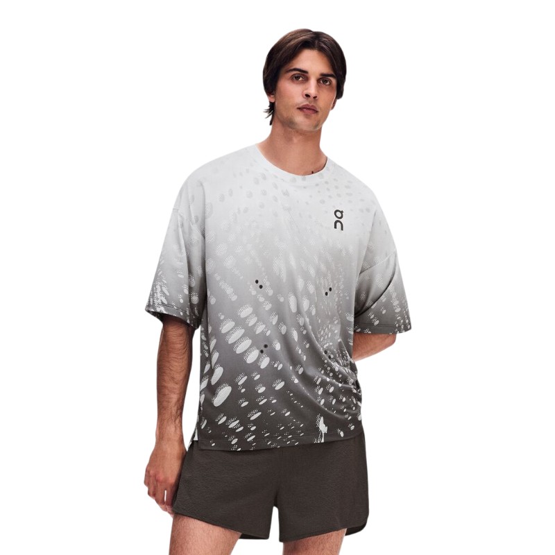 【 On performance volt collection 】Mens Performance Volt-T メンズ パフォーマンス ボルトT 商品番号：1mg31154959 優れた吸湿速乾性でフレッシュな着心地が続く軽量Tシャツ。ランニングやトレーニングに最適です。 特長 速乾性と吸湿性を叶えるOn DryTecテクノロジーを採用 リラックスフィットで毎日のトレーニングランに最適 ランカルチャーに着想を得た表情豊かなグラフィック タイポグラフィを取り入れたデザイン ランニング、トレーニング、リカバリーに ずっと快適 On DryTecテクノロジーで優れた吸湿性と速乾性を実現。フレッシュな着心地が続くから、長距離ランや仲間とのグループランにぴったりの一枚。ランの後、そのままカフェに寄り道できる心地良さです。 うれしい着回し力 着る人を引き立てるリラックスフィット。カジュアルな印象だから、ラン以外に普段使いでも活躍します。 目を引くデザイン 大胆で表情豊かなグラフィックは、ランカルチャーに着想を得たもの。トレーニングランもリカバリーも、スタイリッシュに決まります。 サイズとフィット感 リラックス. 表記通りのサイズ. Tobiasは188cm、サイズMを着用 お手入れ方法 冷水で洗濯機洗い可 漂白不可 ドライクリーニング不可 アイロン不可 タンブラー乾燥不可 素材と透明性 フィット感：リラックス コンディション：暖かい時 ＜平置き実寸サイズ（単位：cm）＞ 身幅　S：56　M：60　L：63 着丈　S：70　M：71.5　L：73 ※弊社計測値。若干の誤差はご了承ください。 オン オンランニング マラソン ボルトT Tシャツ 半袖シャツ ランニングシャツ ランニングウェア マラソンウェア トレーニングウェア