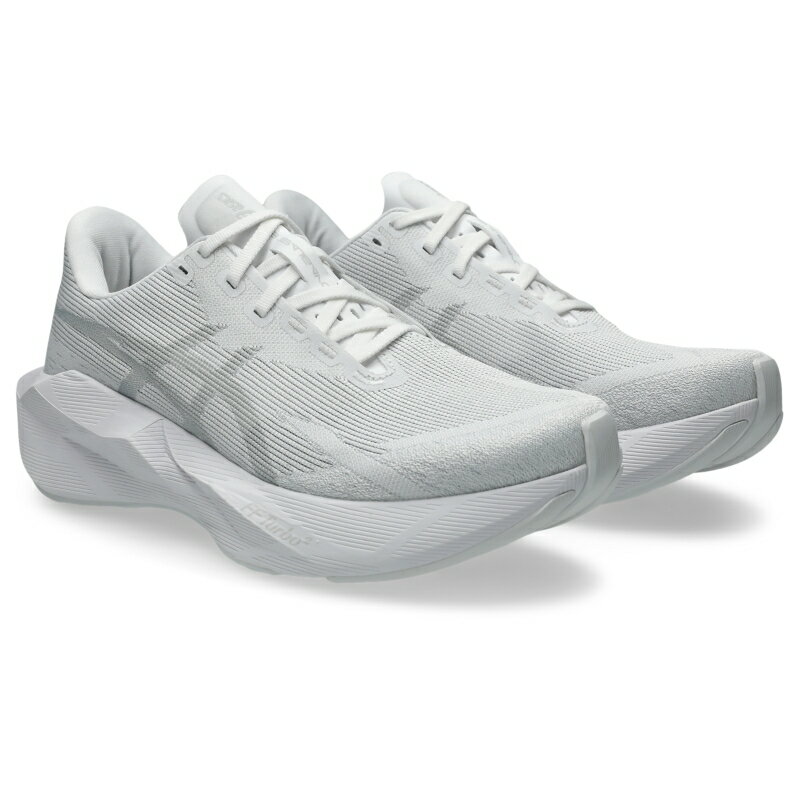 アシックス ノヴァブラスト6 ノバブラスト 6 メンズ ランニングシューズ 1011C243-100 asics NOVABLAST6 26faasr クッション性 グリップ力 NOVABLAST 6 ノヴァブラスト 6 メンズ ランニングシューズ 前作からアップデートされたクッション性とグリップ力が、毎日のランニングをサポート。 NOVABLAST 6は、路面からの蹴り出し時に優れたエネルギーリターンを発揮し、効率的な足運びを提供するよう設計されたランニングシューズです。ミッドソールには、FF BLAST MAXフォームと、高反発素材 FF TURBO SQUAREDフォームの二層構造を採用。トランポリンから着想を得た前足部構造との組み合わせにより、さらにソフトな着地感と、弾むような反発性を生み出し、トレーニング中の推進力を高めます。アウターソールの前足部にはASICSGRIPラバーを採用。優れたグリップ力によって、走行中の安定性を高め、より自信を持ったストライドへと導きます。 品名：NOVABLAST 6 品番：1011C243 色番：100：WHITE/WHITE 性別：MEN サイズ：24.5-32.0cm 足幅：STANDARD 素材名： インナーソール素材:合成樹脂(EVA)/取り替え式 アッパー/合成繊維・合成樹脂 アウターソール/ゴム底 生産国：Indonesia