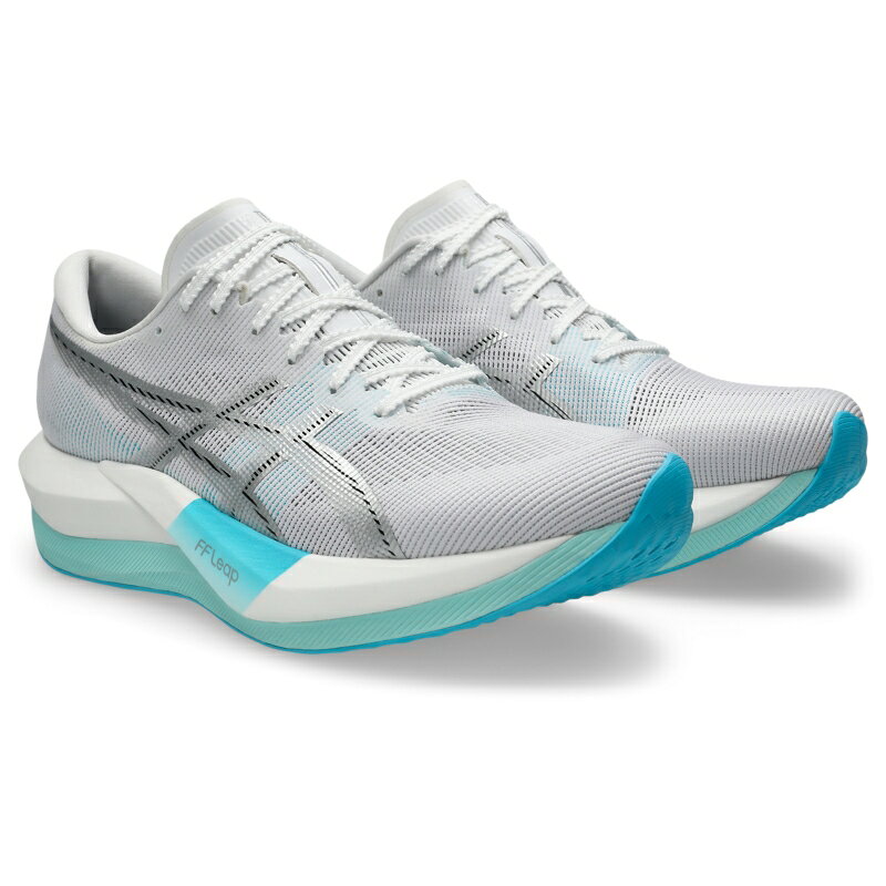 アシックス マジックスピード 5 ワイド asics MAGICSPEED 5 WIDE 1013A184-101 ユニセックス ランニングシューズ 26faasr msp5 MAGIC SPEED 5 WIDE マジックスピード 5 ワイド ユニセックス ランニングシューズ 軽量で反発性、操作性を求めるランナーにおすすめなMAGIC SPEED 5のワイドモデル 「MAGIC SPEED 5」は、レース本番だけでなくトレーニングシーンにもおすすめのカーボンプレートを搭載したランニングシューズです。本モデルは、中高生などより多くのランナーが使用できるよう、ソール全体の厚みを最大約37.5mm（40mm以下）としています。前モデルより約6mm薄くなったことで、約49グラム（27.0cm／片足重量）の軽量化を実現しました。また、これまで同様にカーボンプレートをミッドソール（甲被と靴底の間の中間クッション材）の前部から後部にかけて搭載し、蹴り出し時の足の動きを安定させ、効果的に身体を前方向へ推進させるようにしています。 ミッドソールは、アシックスのクッションフォーム材の中で最も軽く優れた反発性を発揮する「FF LEAP（エフエフリープ）」と「FF BLAST PLUS（エフエフブラストプラス）」を組み合わせて使用しており、上層部に「FF LEAP」を採用しています。着地と同時に変形、圧縮し、素早く元の形状に戻ることで、跳ね返るような感覚が得られ、ストライドを伸ばすことが可能になります。 アッパー（甲被）は、部位に応じて織り方や孔の大きさを変え通気性とフィット性を高めた「エンジニアードメッシュ」を採用しています。 靴底は、さまざまな路面コンディションでも優れたグリップ力を発揮する「ASICSGRIP（アシックスグリップ）」を採用しています。 こんなランナーにおすすめ ●自己記録更新を目指すランナー はじめてのカーボンプレート入りシューズにおすすめ。 二層のミッドソールが優れた反発性と安定感を提供し、自己最速をサポート。? ●駅伝やロードレースで記録更新を目指す学生ランナー 反発性と軽さで、駅伝やロードレース等で記録更新を目指すランナーにもおすすめ。 ＊世界陸連ルールに対応?（レース着用は12/13(土)から可能となります） ●レースに近い感覚でトレーニングしたいランナー METASPEED TOKYO Seriesに採用しているミッドソール素材、FF LEAPを上層部に採用。 スピード練習、テンポ走などのトレーニングシーンにおいてレースに近い感覚で走りたいランナーにもおすすめ。 品名： MAGIC SPEED 5 WIDE 品番： 1013A184 色番：101：WHITE/PURE SILVER サイズ：22.5-30.0cm 幅/ラスト：WIDE 素材名： アッパー/合成繊維・合成樹脂 アウターソール/ゴム底 インナーソール素材:合成樹脂(EVA)/固定式 本商品に使用している中敷は、初めは浮いている場合がございますが、ご使用を重ねるごとに接着が安定し、 最終的に固定される仕様になっております。あらかじめご了承ください。 備考： 足幅：STANDARD（標準） 靴底の最大の厚さ：約37.5 mm 生産地：ベトナム