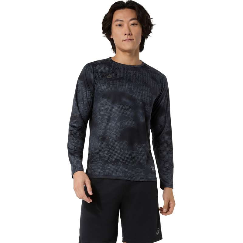Unisex DRY GRAPHIC LONG SLEEVE TEE ドライグラフィック長袖シャツ 商品番号：2033C189 001 PERFORMANCE BLACK 昇華グラフィックをほどこしたポリエステルニット素材の長袖シャツ 吸汗速乾性を追求したポリエステルニット素材を採用した長袖シャツ。 デザインには”ASICS JAPONISM”コンセプトのグラフィックが昇華プリントされています。 ひとつのデザインパターンから複数のパーツを型取ることで作成されたため、切り取られたプリントパターンが1着毎で異なる世界で唯一のアイテムです。 デザインのアクセントにウーブンラベルを採用。 アシックスオリジナルサイズ 素材：ポリエステル100% 生産国：インドネシア アシックス　ランニングウェア　マラソン ランニング ランニングパンツ ロングスリーブシャツロンT 長袖 ユニセックス