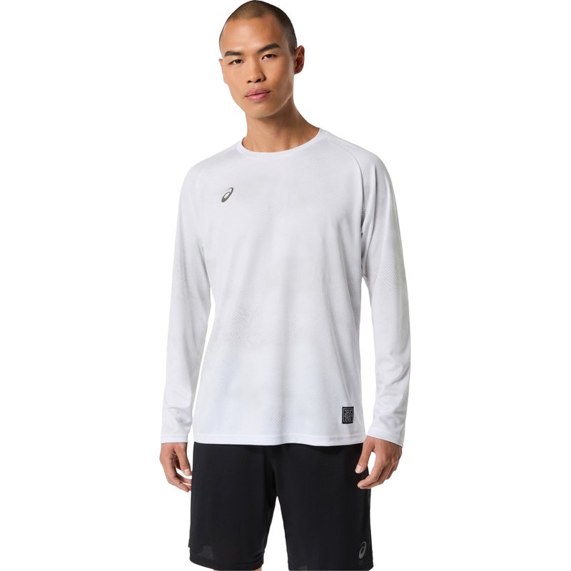Unisex DRY GRAPHIC LONG SLEEVE TEE ドライグラフィック長袖シャツ 商品番号：2033C189 100 BRILLIANT WHITE 昇華グラフィックをほどこしたポリエステルニット素材の長袖シャツ 吸汗速乾性を追求したポリエステルニット素材を採用した長袖シャツ。 デザインには”ASICS JAPONISM”コンセプトのグラフィックが昇華プリントされています。 ひとつのデザインパターンから複数のパーツを型取ることで作成されたため、切り取られたプリントパターンが1着毎で異なる世界で唯一のアイテムです。 デザインのアクセントにウーブンラベルを採用。 アシックスオリジナルサイズ 素材：ポリエステル100% 生産国：インドネシア アシックス　ランニングウェア　マラソン ランニング ランニングパンツ ロングスリーブシャツロンT 長袖 ユニセックス