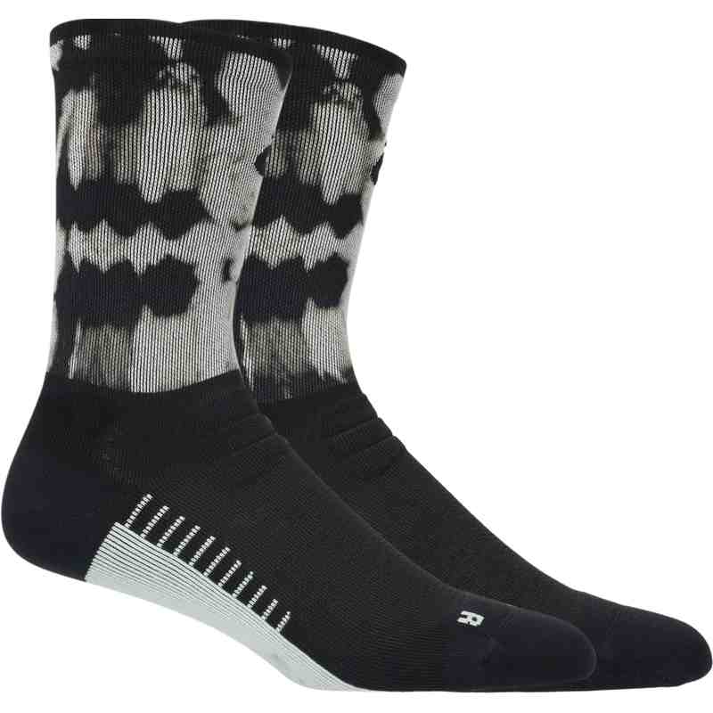 Unisex PERFORMANCE RUN SOCK CREW パフォーマンス ランニングクッションソックスクルー 商品番号：3013B380-001 やわらかさと吸汗速乾性に優れた糸を使用したクルー丈ソックス 各シーズンのシーズナルグラフィックを大胆にまとった高機能アパレルシリーズ、LIMITED SERIES。 このAW26シーズンのLIMITED SERIES、は、すべてのアスリートの躍動的で流れるような動きから着想を得た雲のグラフィックを全面で表現しています。 鮮やかなグラフィックが特長のこのクルー丈ソックスは、レースから日常的なランニングまで幅広いシーンで活躍します。 クッション性に優れた編み構造を採用し、やわらかなはき心地。 また通気性を追求したメッシュ編みを採用。 さらに摩擦を軽減し足の負担の抑制をサポートするポリプロピレン素材を、特に圧力がかかりやすい、つま先とかかとに採用し、足の負担抑制をサポートします。 左右非対称デザインが優れたフィット感を提供します。 素材 ナイロン85% ポリエステル12% ポリウレタン3% 生産国：スロベニア アシックス　マラソン ランニング ランニングソックス 靴下 ランソックス ソックス ジム ヨガ トレーニングジョギング