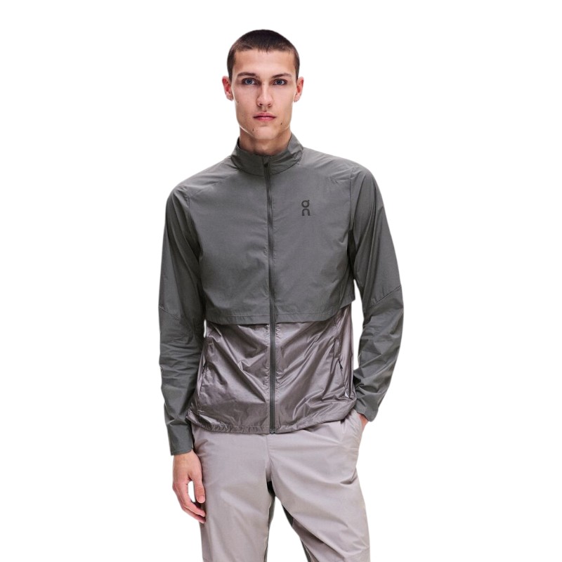 【 On weather series 】【ランニング 超軽量プロテクション 防風】 ポケット有（ファスナー付き） Mens Weather Jacket メンズ ウェザージャケット 商品番号：1mg30644984 防風・撥水機能付きのランニングジャケット Weather Jacketは防風性の高いランニングジャケット。 天気が変わりやすい日に最適です。 重さわずか230gで、ポケットに本体を収納できるコンパクト設計。 脱いだ後の持ち運びも簡単です 防風 - 風が強い日のトレイルに最適 軽量 - わずか230gのパッカブル設計 空気の流れを促す隠しベント 撥水ジッパー付き胸ポケット 伸縮性のあるサムホール ひじ部分にらせん状のダーツを施し、動きやすさを追求 夜間も安心の反射材付き フロントとバックは上下のパーツを重ねたオーバーラップ構造で通気性を確保 機能満載で実用的 風でも、雨でも安心 悪天候のランを快適にするために誕生したWeather Jacket。 上下のパーツを重ねたオーバーラップ構造で空気の流れを促進。 伸縮性のあるサムホールでフィット感を高め、雨風の侵入を防ぎます。 しかも、小さく畳んで胸ポケットに収納できるので、持ち運びにも便利です。 通気性と保護性能 空気の流れを確保 軽くて、破れにくく、すぐ乾く日本製のテクニカル素材を採用。 伸縮性のあるポリエステルとポリウレタンの混紡素材は、高い通気性を備えた特殊な分子構造で、全方位的なベンチレーションを実現しています。 驚くほどの軽さ 軽量で通気性も抜群 変わりやすい天気の中では、わずらわしさは極力排除したいもの。 Weather Jacketは着ていることを忘れてしまうほど軽いのに、風や寒さから身体をしっかり守ります。 重量：230 g パフォーマンスランニング トレイルランニング アウトドア 風が強い時、寒い時、5km走、10km走、ハーフマラソン、フルマラソン、ロードランニング、長距離ラン タイトフィット。表記通りのサイズ。 【本体上部】再生ポリアミド92％、ポリウレタン8％ 【本体下部】再生ポリアミド100％ 【脇下】再生ポリエステル80％、ポリウレタン20％ 【ライニング】再生ポリエステル95％、ポリウレタン5％ オンランニング　ランニングジャケット ランジャケット 軽量 通気性 防風 撥水 ランニングウェア マラソン トレーニング トレイル