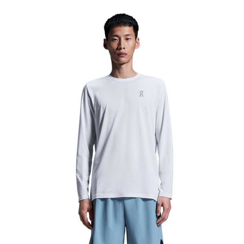 【 On core series 】 【寒い時のラン ベーシック サステナブル】 Mens Core Long-T メンズ コア ロングT 商品番号：1me10750069 寒風に負けず、軽やかなランを叶えるベーシックな長袖Tシャツ。どのアイテムにも合わせやすいデザインです。 サイズとフィット感 レギュラー. 表記通りのサイズ. 素材と透明性 サプライヤー情報 Regina, China コンディション 全天候型 特長 ランナーのワードローブに欠かせない長袖Tシャツ 爽やかな冬の朝にぴったりな長袖トップス 軽量＆レギュラーフィットで快適な着心地 頼りになるベーシックアイテム 季節を問わないタイムレスカラー どんなワークアウトスタイルにも使える長袖Tシャツ サステナブルなデザイン コーディネートを格上げする洗練されたシンプルさ いつものランに最適 着回しの効くTシャツは普段のランニングに最適。寒い時には長袖が必須です。体の冷えを防いで快適に走りましょう。 どのアイテムにもマッチ ベーシックなカラー使いは合わせやすく、季節を問わず重宝します。 軽量ファブリック シンプルで軽量なCore Long-Tは、再生ポリエステルを92％使用したサステナブルなデザインを採用。環境に配慮しながら、スタイリッシュにランを楽しめます。 オンランニング ランニングウェア　マラソン ランニング ロングスリーブシャツ ロンT 長袖シャツ コアロングT