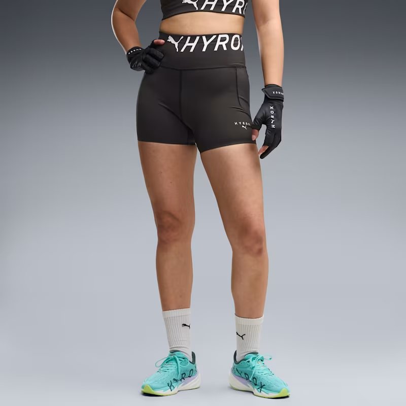※この商品は海外サイズです。 ウィメンズ トレーニング PUMA x HYROX PWRMODE 4インチ ショート タイツ WOMENS 商品番号：529151 01 HYROXの公式パートナーであるPUMAは、競技のあらゆるフェーズに対応するパフォーマンスギアを展開。 今シーズンは、dryCELLによる高度な吸湿速乾テクノロジーを採用したウィメンズPWRMOVEボディウェアが新たに加わり、強度が高まる場面でもドライで快適な状態をキープし、集中力をサポートします。 PUMA x HYROXのショートタイツは、高強度トレーニングに求められる機能性と快適性を兼ね備えたパフォーマンスウェアです。 スプリントやバーピー、ストレッチなど、多様でアクティブな動きに対応する設計で、トレーニング中の動作を妨げず、安定したフィット感を提供します。伸縮性に優れたインターロック素材を採用し、身体にしなやかにフィットしながら、快適な着用感をキープ。さらに、通気性を高める穴あき加工により、運動中のムレを軽減し、長時間のワークアウトでも快適さを維持します。太もも部分にはドロップインポケットを備え、実用性も確保。機能性と動きやすさを追求した、トレーニングに最適な一着です。 この商品はインポートサイズです。各サイズの詳細は「サイズガイド」をご確認ください。 特徴 リサイクル素材使用：より良い未来への一歩として、50%以上のリサイクル素材を使用 詳細 用途：トレーニング フィット感：レギュラー 丈：膝上丈 クローズヘム 主な素材：インターロック素材 ライズ：ミディアム ポケット：太ももにドロップインポケットx2 通気性を高める穴空き加工 素材 ウエスト内側: 87% ポリエステル, 13% ポリウレタン 本体: 71% ポリエステル, 29% ポリウレタン お手入れ方法 中性洗剤のみをご使用下さい。 同系色のものと一緒に洗濯して下さい 装飾を除く 裏返して洗濯、アイロンを行って下さい。 柔軟剤は使用しないで下さい。 プリント面にはアイロンをかけないで下さい。 プーマランニング ランニング マラソン ランニングウェア　マラソンウェア ショートタイツ ショートスパッツ ランニングタイツ 4インチ ランニングパンツ プラクティスシャツ トレーニング ジム ヨガ