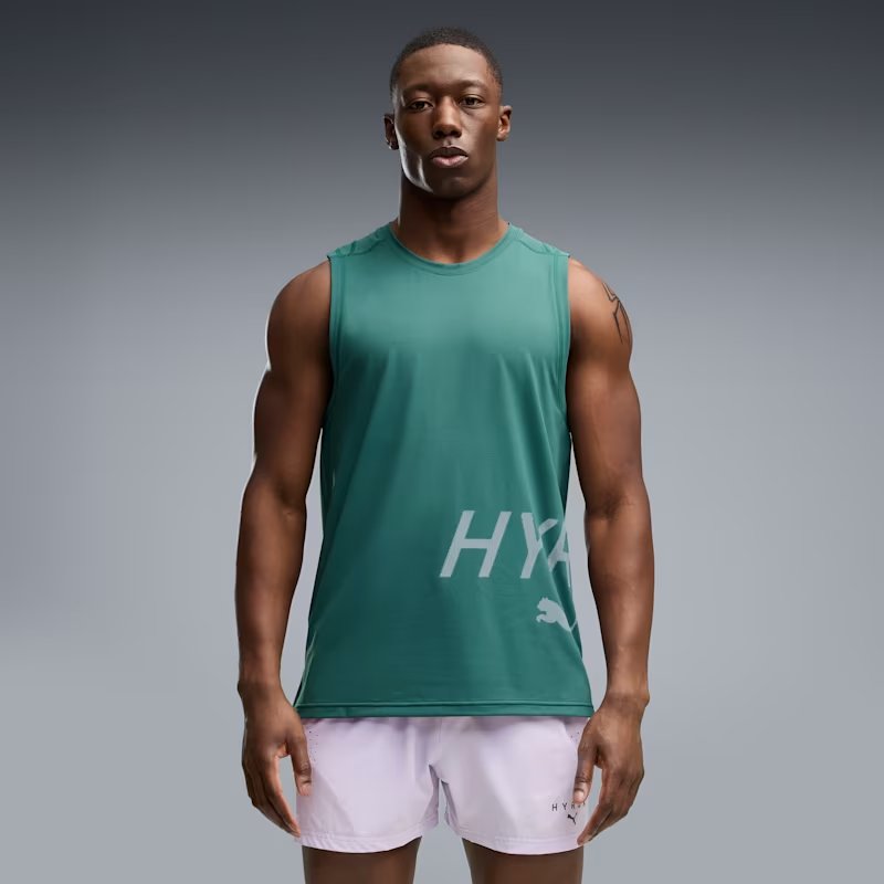 ※この商品は海外サイズです。 メンズ トレーニング PUMA x HYROX PWRMODE タンク MENS 商品番号：529230 69 HYROXの公式パートナーであるPUMAは、競技のあらゆるフェーズに対応するパフォーマンスギアを展開。 今シーズンは、dryCELLによる高度な吸湿速乾テクノロジーを採用したウィメンズPWRMOVEボディウェアが新たに加わり、強度が高まる場面でもドライで快適な状態をキープし、集中力をサポートします。 PUMA x HYROXのタンクトップは、高強度トレーニングからクールダウンまで幅広いシーンに対応する高機能ウェアです。 サーキットトレーニングやインターバルトレーニングといった激しい動きを想定した設計で、快適な着用感と動きやすさを両立し、パフォーマンスをサポートします。レーザー穴あき加工による高い通気性により、運動中のムレを軽減し、常に快適な状態をキープ。さらに、DRYELITEテクノロジーを採用し、速乾性と吸汗性に優れた素材が汗を素早く処理することで、長時間のトレーニングでもドライで快適な着心地を維持します。軽量でストレスのない設計により、アクティブな動きからリカバリーまでスムーズに対応する一着です。 この商品はインポートサイズです。各サイズの詳細は「サイズガイド」をご確認ください。 特徴 リサイクル素材使用：より良い未来への一歩として、90％以上のリサイクル素材を使用 詳細 用途：トレーニング フィット感：レギュラー 丈：レギュラー 襟：クルーネック 主な素材：シングルジャージ 通気性を高める穴空き加工 ノースリーブ 背中の首元にハンガーループ DRYELITEテクノロジーにより、速乾性と吸湿速乾性に優れた素材が、激しいトレーニング中でもドライな状態を保ちます。 素材 本体: 92% ポリエステル, 8% ポリウレタン お手入れ方法 装飾を除く 柔軟剤は使用しないで下さい。 裏返して洗濯して下さい 同系色のものと一緒に洗濯して下さい 服を洗濯ネットに入れて洗濯して下さい。 中性洗剤のみをご使用下さい。 プーマランニング ランニング マラソン ランニングウェア　マラソンウェア タンク タンクトップ ノースリーブ ランニングシャツ プラクティスシャツ トレーニング ジム ヨガ
