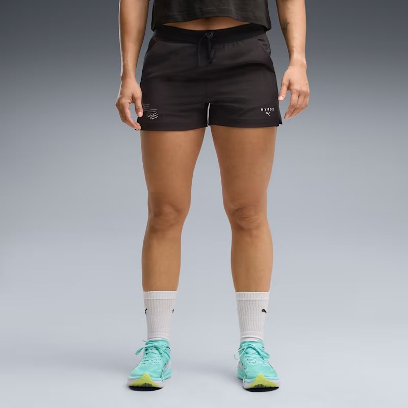 ※この商品は海外サイズです。 ウィメンズ トレーニング PUMA x HYROX PWRMODE ウーブン ショーツ WOMENS 商品番号：529255 01 HYROXの公式パートナーであるPUMAは、競技のあらゆるフェーズに対応するパフォーマンスギアを展開。 今シーズンは、dryCELLによる高度な吸湿速乾テクノロジーを採用したウィメンズPWRMOVEボディウェアが新たに加わり、強度が高まる場面でもドライで快適な状態をキープし、集中力をサポートします。 商品情報 PUMA x HYROXのショートパンツは、高強度トレーニングからリカバリーセッションまで幅広く対応する高機能ウェアです。 ランニングやサーキットトレーニングなど、アクティブな動きに適した設計で、軽やかな着用感と動きやすさを実現し、トレーニング中のパフォーマンスをしっかりサポートします。軽量で通気性に優れた素材を使用し、長時間のワークアウトでも快適さをキープ。さらに、DRYELITEテクノロジーにより、速乾性と吸汗性に優れた生地が汗を素早く処理し、激しいトレーニング中でもドライな状態を維持します。複数のポケットや調整可能なドローコードなど、実用性にも優れた設計で、日々のトレーニングをサポートする一着です。 この商品はインポートサイズです。各サイズの詳細は「サイズガイド」をご確認ください。 特徴 リサイクル素材使用：より良い未来への一歩として、50%以上のリサイクル素材を使用 詳細 用途：トレーニング フィット感：レギュラー 丈：膝上丈 オープンヘム 主な素材：平織り 内部または外部で結べるデュアルエントリードローストリング ライズ：ミディアム ポケット：オープンポケットx2、ジッパーポケット、カード用メッシュポケット DRYELITEテクノロジーにより、速乾性と吸湿速乾性に優れた素材が、激しいトレーニング中でもドライな状態を保ちます。 素材 ポケット裏地: 100% ポリエステル ウエストバンド: 89% ポリエステル, 11% ポリウレタン 本体: 87% ポリエステル, 13% ポリウレタン インナーブリーフ: 84% ポリエステル, 16% ポリウレタン インナーポケット: 86% ポリエステル, 14% ポリウレタン お手入れ方法 柔軟剤は使用しないで下さい。 裏返して洗濯、アイロンを行って下さい。 装飾を除く 同系色のものと一緒に洗濯して下さい 中性洗剤のみをご使用下さい。 プリント面にはアイロンをかけないで下さい。 留め具はすべて閉じておいて下さい。 プーマランニング ランニング マラソン ランニングウェア　マラソンウェア ショートパンツ ランパン ランニングショーツ ランニングパンツ プラクティスシャツ トレーニング ジム ヨガ