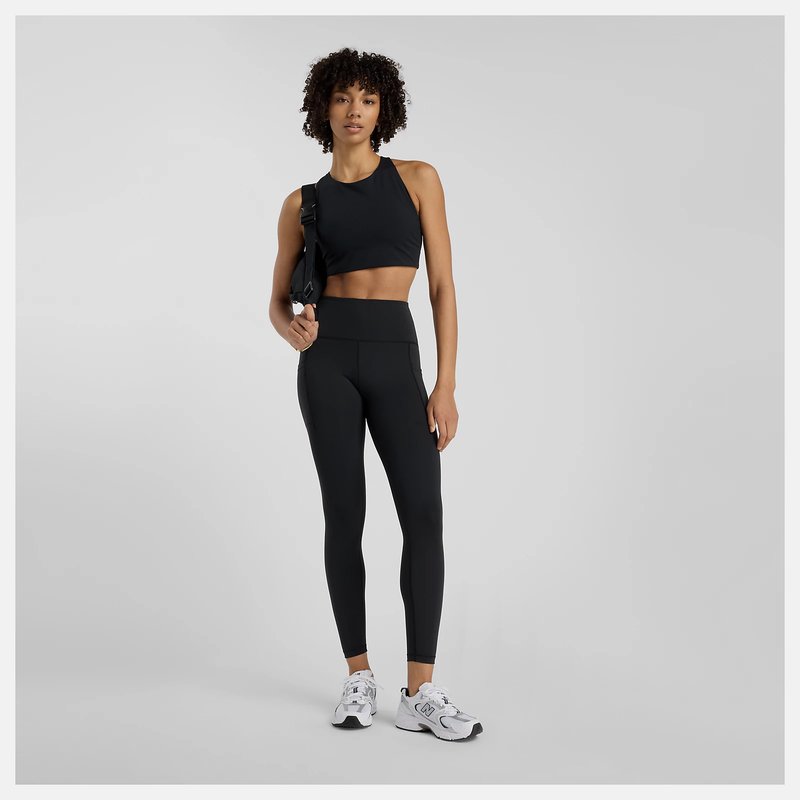 NB Sleek ポケットハイライズレギンス 25インチ Gender：WOMEN Style：WP51268 Color：BK(ブラック) 体をぴったり包む、なめらかで強いサポート力のあるNB SLEEK素材を使用したレギンス。 股上30cmの深いハイライズと股下63cmの25インチ丈が脚を美しく見せ、立体的なカットラインとヒップラインが脚長見せ効果を演出。 両サイドにスマホをぴったり収納できる圧着ポケット、裾口裏にリフレクトテープ付き。 NB Dryの吸汗速乾性とライクラ?ファイバーによる持続的な伸縮性を備えた一枚。 Size：S,M,L,XL 素材：ポリエステル71%、ポリウレタン29% 原産国：Vietnam ※商品の仕様は変更になる場合があります。 参考サイズ(ウェスト×前股上×股下×わたり×ヒップ) S(49.5×25.7×63.5×21×67.3cm) M(55.9×27.3×63.5×22.9×73.7cm) L(62.2×28.9×63.5×24.8×80cm) XL(69.9×30.5×63.5×27×87.6cm) サイズ＆フィットガイドの(インポート)を参照ください。 ※若干の誤差がございます。予めご了承ください。 ランニング マラソン トレーニング ランニングウェア ロングタイツ ロンタイ ロングスパッツ ランニングタイツ ランニングスパッツ ジム 練習 ウィメンズ レディース レディス