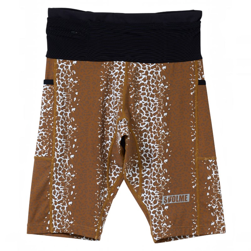 商品名: LEOPARDマルチポケットミドルスパッツ 品番: 7263-25103 カラー: BROWN カラー名称: BROWN LEOPARDミドルスパッツ8PKT LEOPARDマルチポケットミドルスパッツ 商品コード：7263-25103 原産国：中国 ウエスト全周にストレッチポケットを備えた、高機能ミドルスパッツ。 ウエスト・ヒップ・わたり・裾幅を再設計し、無駄のないフィット感を実現。 足運びを妨げず、スムーズなストライドを引き出す。 ウエスト切替部は生地方向を調整し、過度な伸びを抑制。 表地はセンターシーム仕様で、よりシャープなシルエットに。 裏地には立体構造のメッシュライナーを採用し、1枚でも快適に着用可能。 両腿ポケットに加え、ウエスト全周に高ストレッチポケットを配置。 開口部にはコールゴムを使用しフィット性を向上。 前後中央ポケットにはカン止めを施し、スマートフォンなどの収納時も安定感を確保。 さらに右前ポケットにはファスナーを搭載し、貴重品の携行にも対応。 野性味あるレオパード柄が、しなやかに加速するイメージを視覚化。 ジョグからレース、トレイルまであらゆるシーンでパフォーマンスを支えます。 ●素材 ポリウレタン15%　 別地：ナイロン85%　ポリウレタン20%　 本体：ナイロン80% ●サイズ XS ( 股上：21cm / 股下：26cm / ヒップ：80cm / わたり幅：46cm / 裾幅：29cm ) S ( 股上：22cm / 股下：27cm / ヒップ：84cm / わたり幅：48cm / 裾幅：30cm ) M ( 股上：23cm / 股下：28cm / ヒップ：88cm / わたり幅：50cm / 裾幅：31cm ) L ( 股上：24cm / 股下：29cm / ヒップ：92cm / わたり幅：52cm / 裾幅：32cm ) スボルメ スボルメランニング ミドルスパッツ ハーフタイツ タイツ　ランニングタイツ ランニングハーフタイツ ランニング マラソン ランニングウェア マラソンウェア