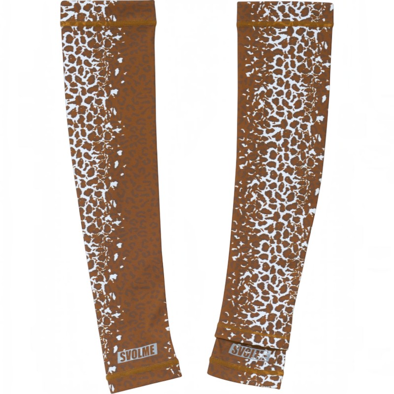 商品名: LEOPARD UVカットアームカバー 品番: 7263-25329 カラー: BROWN カラー名称: BROWN LEOPARD UVカットアームカバー 商品コード：7263-25329 原産国：中国 UPF50+のUVカット機能を備えた高機能アームカバー。 左袖口にはウォッチスリットを配置し、装着したままでもランニングウォッチの確認が可能。紫外線対策としてはもちろん、気温の変化に応じた防寒アイテムとしても活躍。 野性味あるレオパード柄が、しなやかに加速するイメージを視覚化。日差しにも気温変化にも対応する、ランナーのためのマルチギア。 ●素材 ナイロン80%　ポリウレタン20% ●サイズ S-M ( H：37cm / W：8.5cm ) M-L ( H：40cm / W：9cm ) スボルメ スボルメランニング ランニング マラソン ランニングウェア マラソンウェア アームカバー アームウォーマー UVカット 日焼対策 紫外線対策 熱中症対策 冬小物