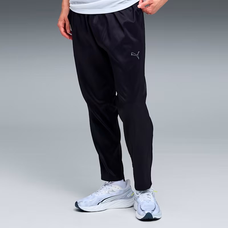 商品名: M ULTIMATE ロングパンツ 品番: 528916 カラー: 01 カラー名称: 01：PUMA BLACK ユニセックス ランニング M アルティメット ロングパンツ 商品情報 ランナーのための究極のパフォーマンスを追求して生まれた「アルティメット コレクション」のロングパンツ。 シンプルで洗練されたデザインと美しいシルエットが魅力で、どなたでもすっきりと着こなせる一本です。素材には、軽量で丈夫なポリエステル100%のタフタ生地を採用。さらに、優れた吸水速乾性を持つ DRYCELL 機能により、汗をかいてもすぐに乾き、ランニング中の不快感を軽減します。屋外でのトレーニングにも対応できる UV プロテクション（UPF40+） を備え、強い日差しから肌をしっかりガード。両サイドと背面にポケットを配置し、スマホや小物が収納できる実用的な設計。裾ジップでシューズを履いたままでも簡単に着脱ができ、ランナーに嬉しいディテールが満載です。日常のジョグから本格的なトレーニングまで、あらゆるシーンで快適な走りをサポートします。 特徴 DRYCELL : 吸水速乾の高機能素材により、運動中の衣服内はドライで快適。 UV プロテクション(UPF+40):肌を紫外線から保護します。 詳細 フロントにプーマキャットロゴ サイドポケットバックポケット裾ジップ ウエストドローコード 素材 本体: 100% ポリエステル お手入れ方法 中性洗剤のみをご使用下さい。 アクセサリー/付属品にはアイロンをかけないで下さい。 柔軟剤は使用しないで下さい。 留め具はすべて閉じておいて下さい。 同系色のものと一緒に洗濯して下さい 裏返して洗濯、アイロンを行って下さい。 装飾を除く プリント面にはアイロンをかけないで下さい。 プーマランニング ランニングウェア マラソンウェア トレーニングウェア　マラソン ランニング ジョギング ランニングパンツ ロングパンツ ウォームアップパンツ トレーニングパンツ