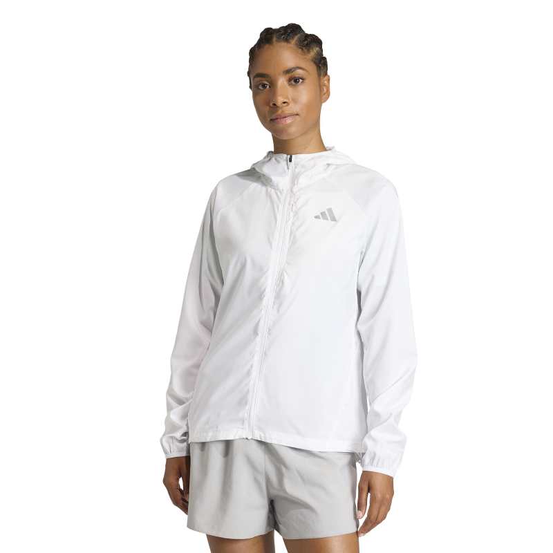 商品名: Run Ess JKT W 品番: US603 カラー: KA0253 カラー名称: white Adi365 ランニング エッセンシャルズ ジャケット 吸湿性に優れた生地で湿気をコントロールする軽量ジャケット。 シンプルさとパフォーマンスを融合したAdi365 ランニング エッセンシャルズ ジャケットで、自分の走りを見つけよう。 快適さと動きやすさを追求してデザインされたこの軽量ジャケットは、走ることが好きな人におすすめの汎用性の高いワードローブ。 パフォーマンス重視のこのアイテムは、フルジップクロージャーで重ね着しやすく、ソフトな生地は日常のアクティビティにも十分な快適さを備えている。優れた吸湿性によって涼しくドライな状態が続き、ランナーは集中してパフォーマンスを発揮できる。胸のジップ付きスマートフォン用ポケットで、必需品を身に着けておける。 調節可能なフード付きで、変わりやすい天候にも対応。リフレクター仕様のアディダスパフォーマンスロゴが視認性とオーセンティックなスポーツスタイルを加えている。初心者でもベテランでも、走りをサポートするジャケットでアディダスのスピリットを感じよう。 詳細 レギュラーフィット フルジップ プレーンウィーブ生地 レギュラーレングス 吸湿性に優れた生地 リフレクター仕様のパフォーマンスロゴ 調節可能なフード ジップ付きスマートフォン用ポケット 生産国：カンボジア ケア 洗濯表示 漂白剤を使用しないでください 乾燥機を使用しないでください ドライクリーニングできない製品です アイロン掛けをしないでください 洗濯機でぬるま湯で洗ってください お手入れ情報 洗濯時は裏返して同系色のものとお洗い下さい 洗剤は中性洗剤をご使用ください。 柔軟剤の使用はお避け下さい。 ファスナー・面ファスナー・釦・バックルは閉じてお洗い下さい。 ランニング マラソン ランニングウェア マラソンウェア ランニングジャケット ランジャケット オウンザラン ジム ヨガ ピラティス トレーニング ウィメンズ レディス
