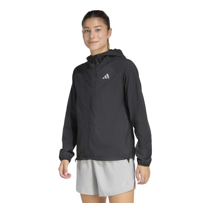 商品名: Run Ess JKT W 品番: US603 カラー: KA4339 カラー名称: black Adi365 ランニング エッセンシャルズ ジャケット 吸湿性に優れた生地で湿気をコントロールする軽量ジャケット。 シンプルさとパフォーマンスを融合したAdi365 ランニング エッセンシャルズ ジャケットで、自分の走りを見つけよう。 快適さと動きやすさを追求してデザインされたこの軽量ジャケットは、走ることが好きな人におすすめの汎用性の高いワードローブ。 パフォーマンス重視のこのアイテムは、フルジップクロージャーで重ね着しやすく、ソフトな生地は日常のアクティビティにも十分な快適さを備えている。優れた吸湿性によって涼しくドライな状態が続き、ランナーは集中してパフォーマンスを発揮できる。胸のジップ付きスマートフォン用ポケットで、必需品を身に着けておける。 調節可能なフード付きで、変わりやすい天候にも対応。リフレクター仕様のアディダスパフォーマンスロゴが視認性とオーセンティックなスポーツスタイルを加えている。初心者でもベテランでも、走りをサポートするジャケットでアディダスのスピリットを感じよう。 詳細 レギュラーフィット フルジップ プレーンウィーブ生地 レギュラーレングス 吸湿性に優れた生地 リフレクター仕様のパフォーマンスロゴ 調節可能なフード ジップ付きスマートフォン用ポケット 生産国：カンボジア ケア 洗濯表示 漂白剤を使用しないでください 乾燥機を使用しないでください ドライクリーニングできない製品です アイロン掛けをしないでください 洗濯機でぬるま湯で洗ってください お手入れ情報 洗濯時は裏返して同系色のものとお洗い下さい 洗剤は中性洗剤をご使用ください。 柔軟剤の使用はお避け下さい。 ファスナー・面ファスナー・釦・バックルは閉じてお洗い下さい。 ランニング マラソン ランニングウェア マラソンウェア ランニングジャケット ランジャケット オウンザラン ジム ヨガ ピラティス トレーニング ウィメンズ レディス