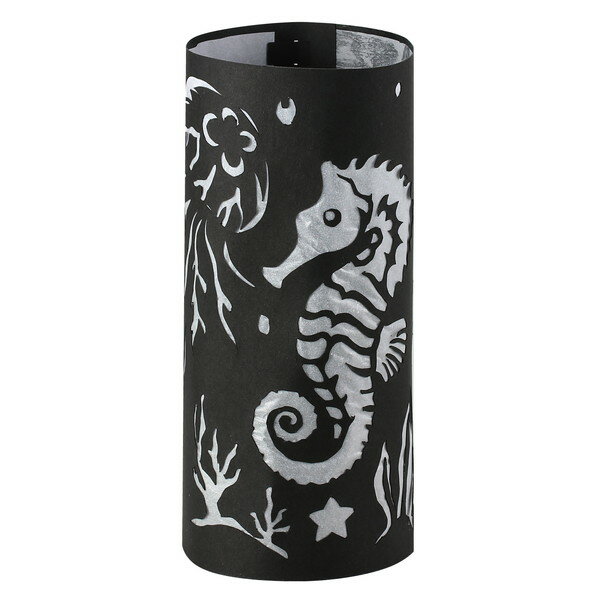 切り絵スタンド ライトなし柔らかな光のスタンドライトが切り絵で簡単にデザインできる！商品説明切り絵スタンド台紙に切り絵でデザインして、柔らかな光のスタンドライトを作ることができます。検索キーワード切り絵　ハンドクラフト　ワークショップ　イベント　工作ディレクトリID568546注意-商品サイズ切り絵スタンド台紙：194×291mm、トレーシングペーパー：190×270mmセット内容切り絵スタンド台紙×1、トレーシングペーパー×11個重量（g）10材質紙1個梱包形態袋入1個梱包サイズ横（mm）194品番12270JANコード4521718122700■ ご注意 ■・ ご注文のタイミングにより、納期がかかる、又は完売などの場合もございます。・ 商品の情報/詳細、画像について保証は致しかねます。・ 画像はイメージです。商品以外が含まれる、又は商品と異なる場合があります。・ 必ずメーカーホームページなど合わせてご確認ください。・ ご注文確定後のキャンセル・返品・交換は出来かねます。・ 北海道、沖縄、その他離島は配送致しかねます。不具合対応、交換対応のお問い合わせは、下記専用の窓口へご連絡をお願いします。アーテック　電話：072-990-5656　（平日9-18時・土曜9-15時：日曜と祝日はお休みです）