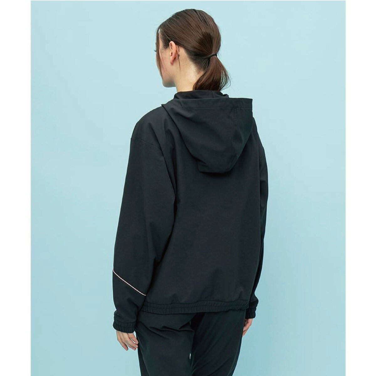 ラケットショップ・アプローチのle coq sportif クロスジャケット レディース 肌面ドライ ストレッチ 形態安定 ジャージ QMWWJF22-BK　2023FW ブラック　ルコックスポルティフ WOMEN　テニス｜アングル3