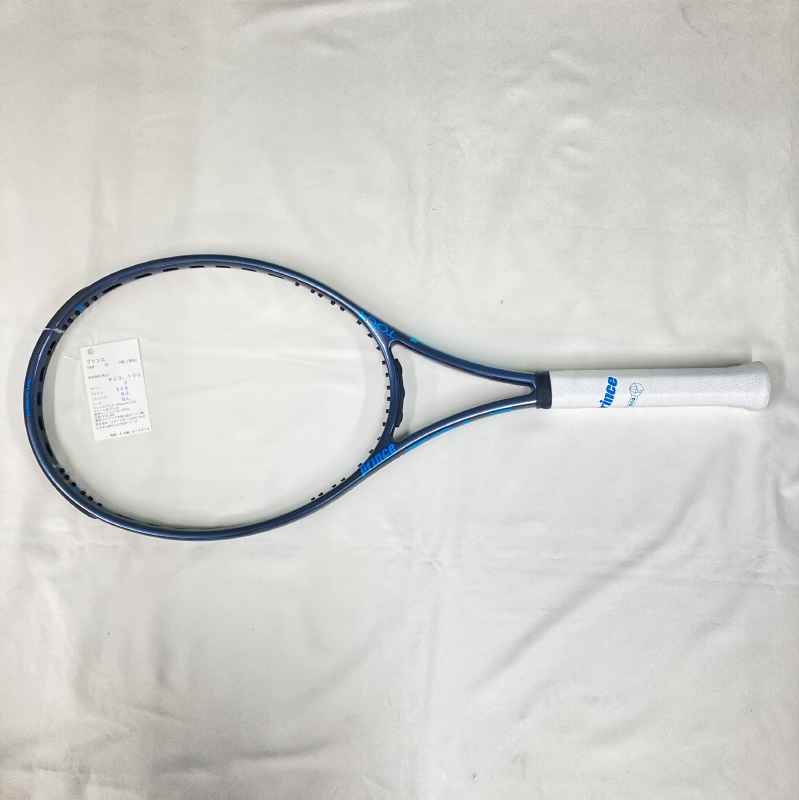 レイアップを組み直すことで剛性を高め、スピードボールを打つために生まれ変わったTOURシリーズ。 O3モデルならではの振り抜き、広いスウィートエリア+BOXY形状特有のホールド感が、ショット時の安心感を生み出します。【商品名】 TOUR O3 100（305g）【メーカー】 プリンス【フェイスサイズ】 100平方インチ【フレーム長】 27インチ【推奨テンション】 44〜60lbs【定価】 39,600円【グリップサイズ】 3【重量（実測値）】 306g【フレックス（実測値）】 62【程度】 A:フレームに殆ど傷なし【商品No.】 G-5516※重量・フレックスに関しましては実測値となります。2025年モデル。 程度とても良いです。