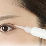 ラインを作りながら固定できる！極細プッシャーの先端からのりが出てくるワンステップ二重美容液です柔軟性のあるプッシャーでまぶたをキレイに折り込み二重ラインを作るので目立たず自然にな仕上がりですまぶたにやさしいヒアルロン酸素、プラセンタエキス、コラーゲンを配合◆素材水、エタノール（アクリル酸アルキル/ジアセトンアクリルアミド）、コポリマーAMP、BG、アルテア根エキス、アルニカ花エキス、グリセリン、グリチルリチン酸2K、ソルビトール、ハトムギ種子エキス、ヒアルロン酸Na、ヒドロキシエチルセルロース、フユボダイジュ花エキス、プラセンタエキス、ペンチレングリコール、ボタンエキス、レモン果実エキス、加水分解コラーゲン◆サイズ（約）内容量：9mL◆その他お肌に異常のある時や、異常が現れた時はご使用をお止めくださいご使用中、赤味、はれ、かゆみ、刺激等の異常があらわれた時、またはご使用後に直射日光にあたって同様の異常があらわれた場合は、ご使用をおやめくださいそのままご使用を続けますと症状を悪化させる場合がありますので、皮膚科専門医等へご相談ください高温または直射日光のあたる場所、湿気の多い場所には保管しないでください一度開封した化粧品を長期間放置後に再使用することはお避けください効果、使用感には個人差があります不良品以外での開封後、使用後の返品はご遠慮願います
