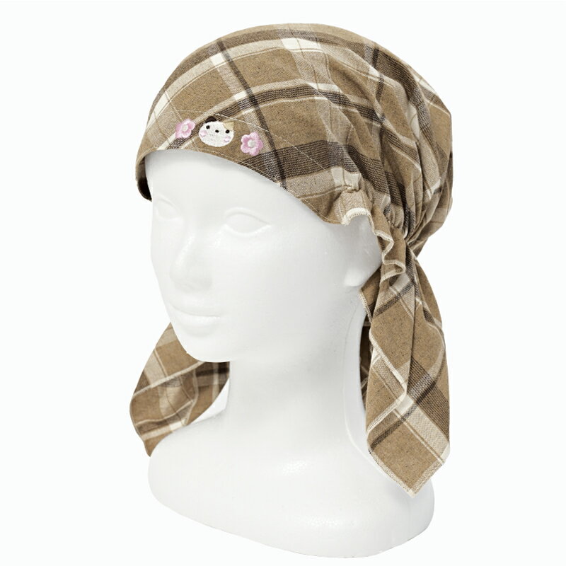 簡単に装着できるランチキャップ！ 後ろゴム入りなのでサッとかぶるだけ！ 食事の準備や掃除など幅広いシーンに役立ちます！ ほっこりかわいいネコの刺しゅう入りですよ♪ ◆素材 本体：ポリエステル65％、綿30％、レーヨン5％ ◆サイズ（約：単位...